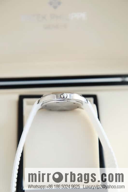 Exclusively launched, the new Patek Felix AQUANAUT series dial is inlaid with 48 vs2.0 real diamonds, about 1.2 carats, the original Swiss quartz movement, the watch size is 38mm