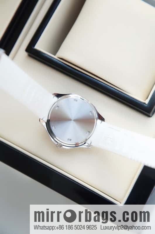 Exclusively launched, the new Patek Felix AQUANAUT series dial is inlaid with 48 vs2.0 real diamonds, about 1.2 carats, the original Swiss quartz movement, the watch size is 38mm