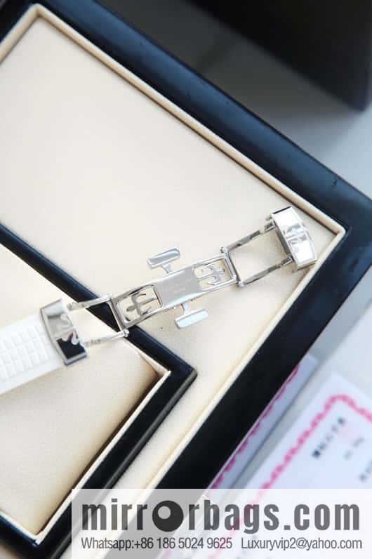 Exclusively launched, the new Patek Felix AQUANAUT series dial is inlaid with 48 vs2.0 real diamonds, about 1.2 carats, the original Swiss quartz movement, the watch size is 38mm