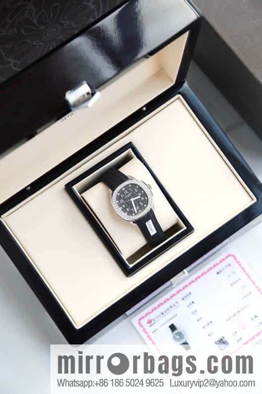 Exclusively launched, the new Patek Felix AQUANAUT series dial is inlaid with 48 vs2.0 real diamonds, about 1.2 carats, the original Swiss quartz movement, the watch size is 38mm