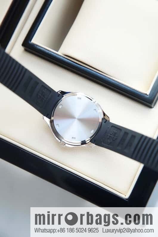 Exclusively launched, the new Patek Felix AQUANAUT series dial is inlaid with 48 vs2.0 real diamonds, about 1.2 carats, the original Swiss quartz movement, the watch size is 38mm