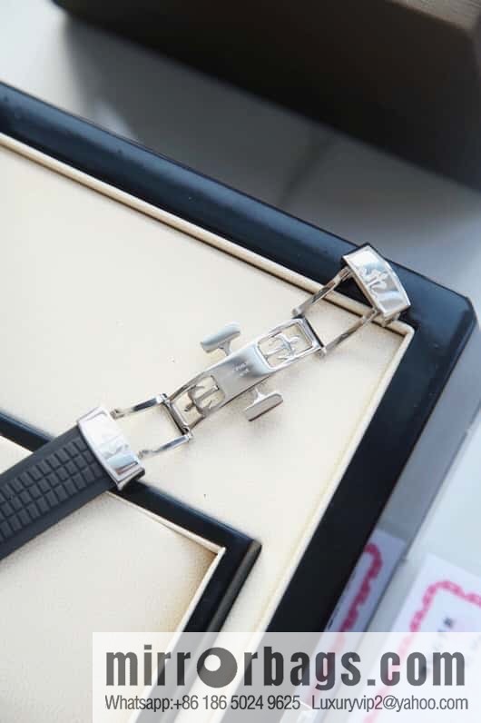 Exclusively launched, the new Patek Felix AQUANAUT series dial is inlaid with 48 vs2.0 real diamonds, about 1.2 carats, the original Swiss quartz movement, the watch size is 38mm