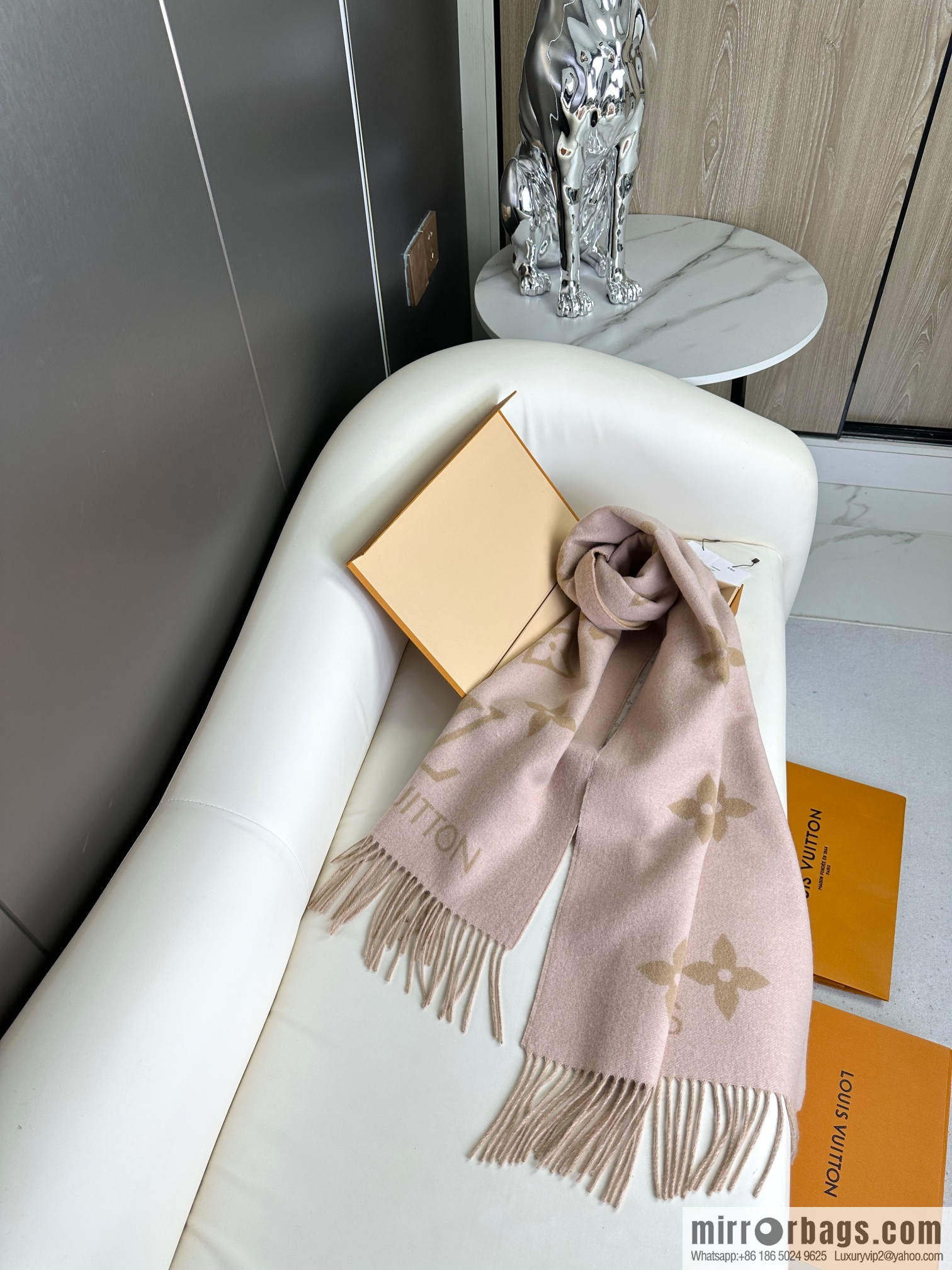 LV Huo Siyan's latest pink milk tea scarf