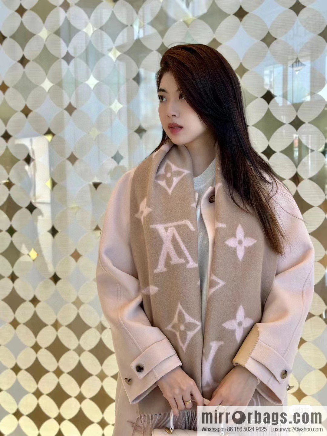 LV Huo Siyan's latest pink milk tea scarf