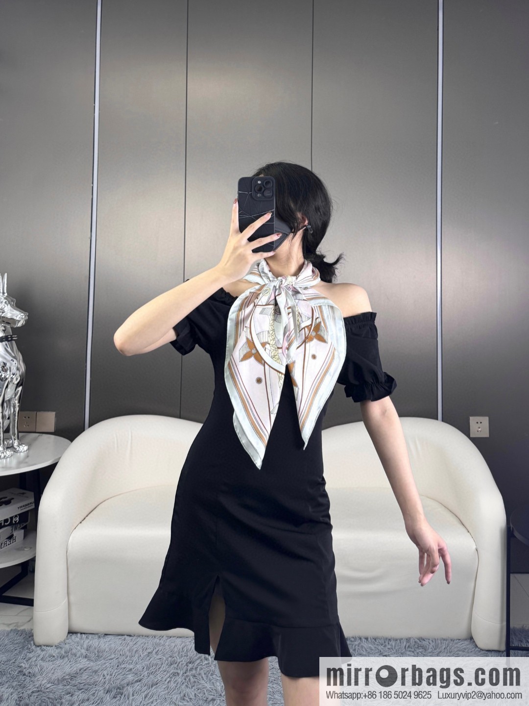 LV [L three-dimensional relief pattern 90] silk printing square towel