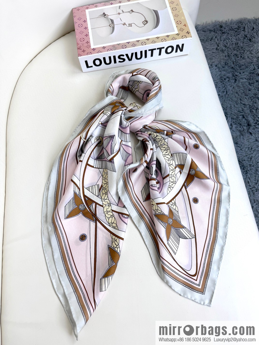 LV [L three-dimensional relief pattern 90] silk printing square towel