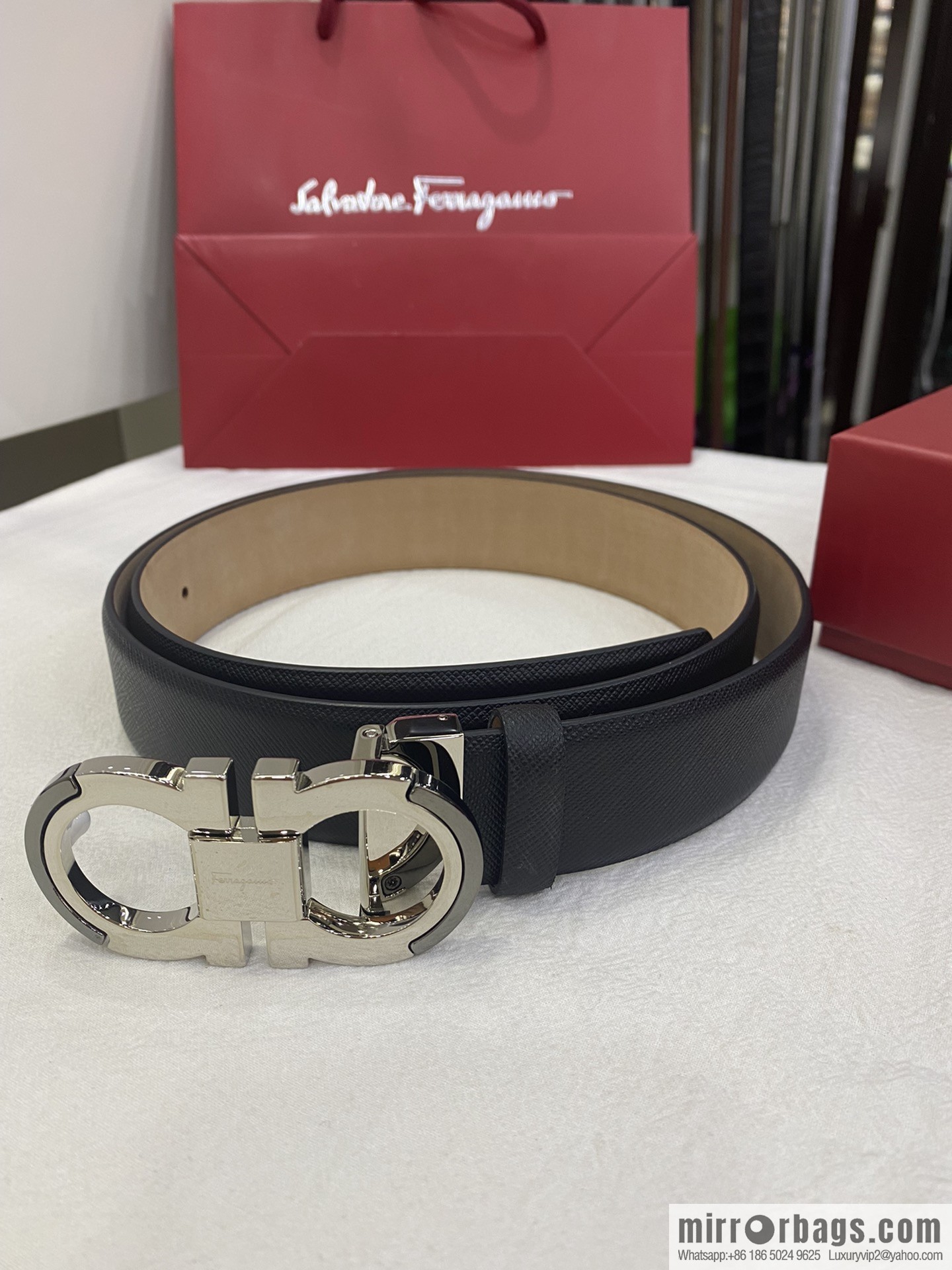Ferragamo's new 3.5cm Gancio double-circle intercolored edge metal clip buckle, with the first layer of cowhide belt