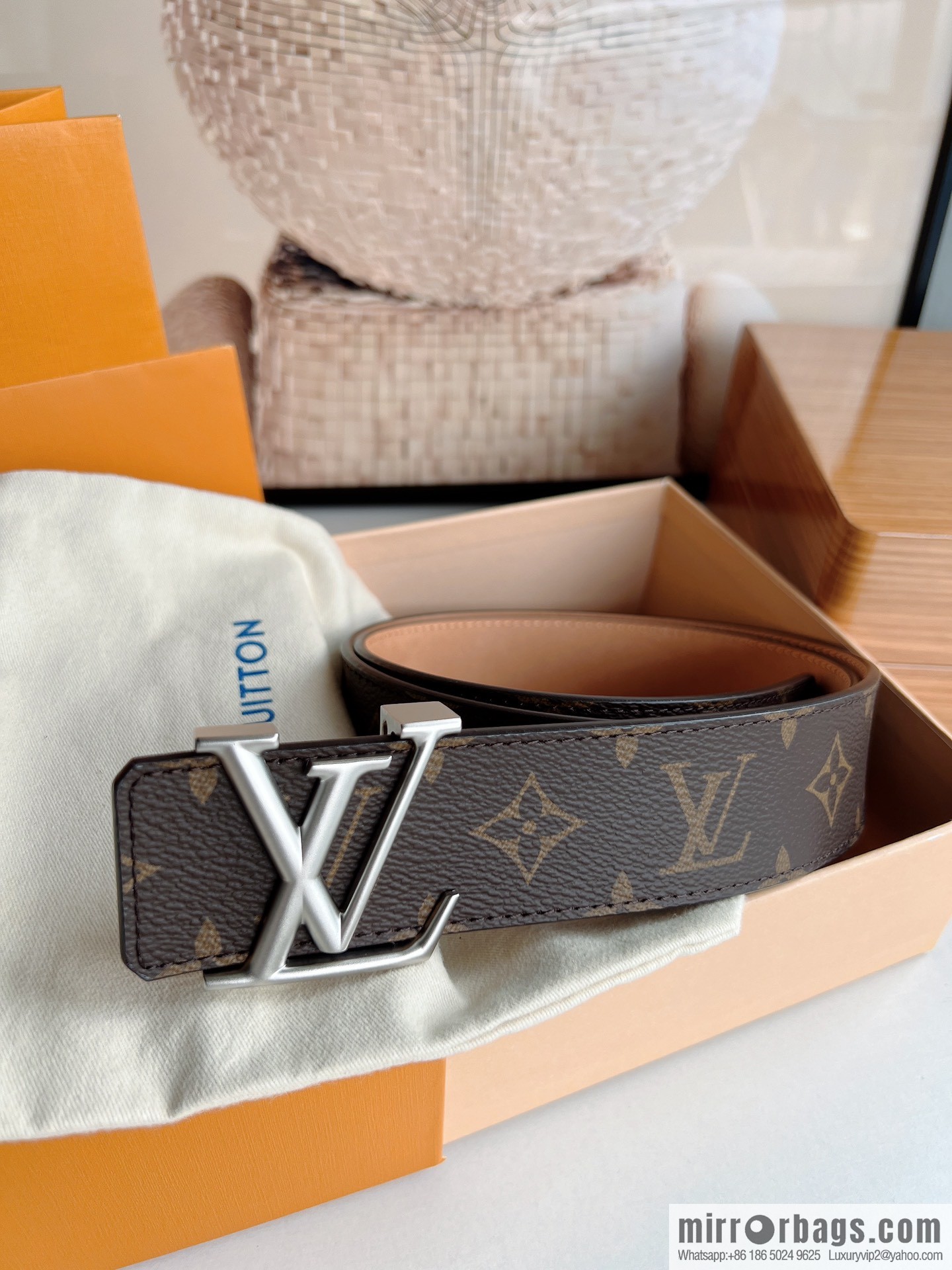 LV/Louis Vuitton, imported leather with Monogram's unique printed 40mm men's belt printed on the surface