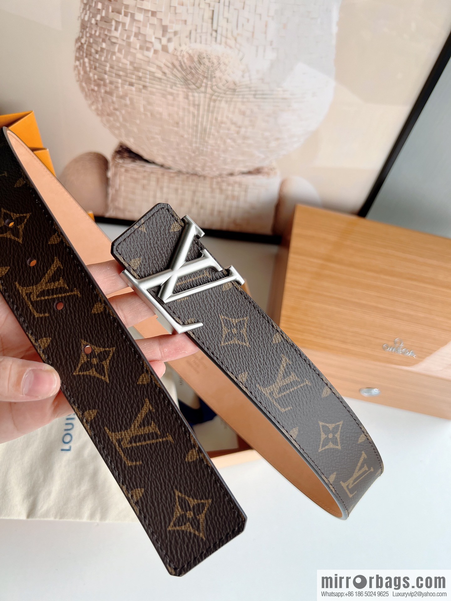 LV/Louis Vuitton, imported leather with Monogram's unique printed 40mm men's belt printed on the surface