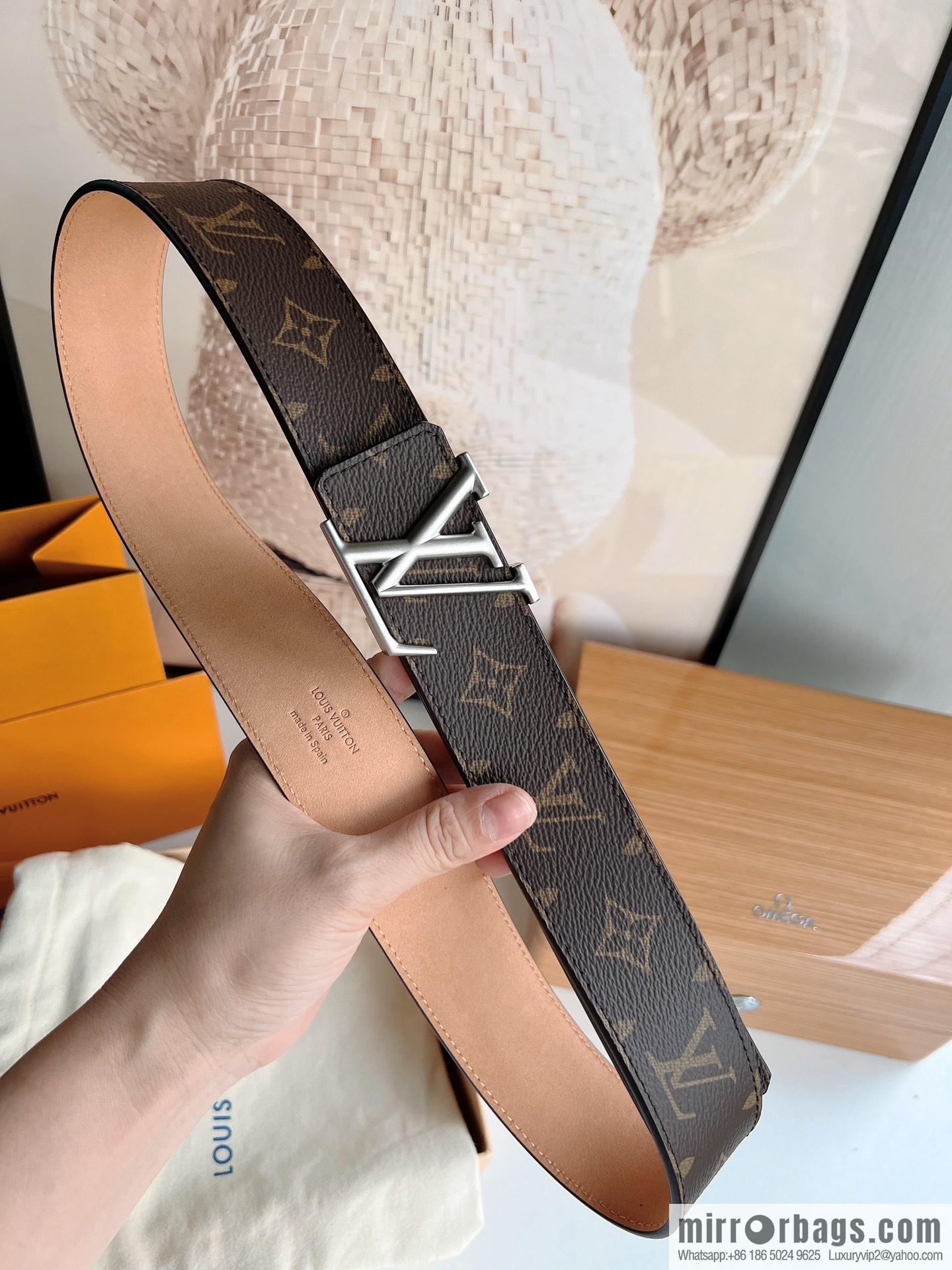 LV/Louis Vuitton, imported leather with Monogram's unique printed 40mm men's belt printed on the surface