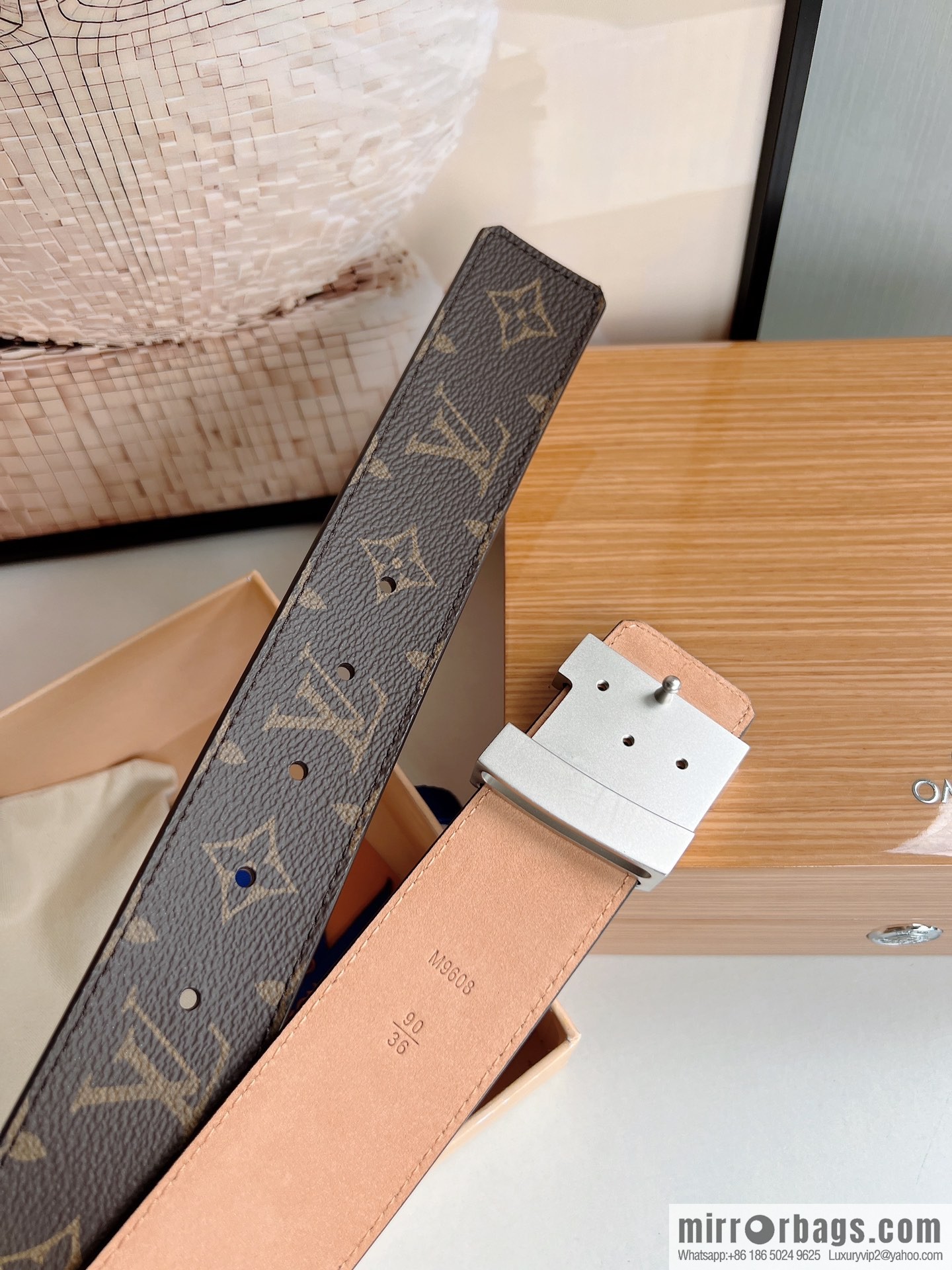 LV/Louis Vuitton, imported leather with Monogram's unique printed 40mm men's belt printed on the surface