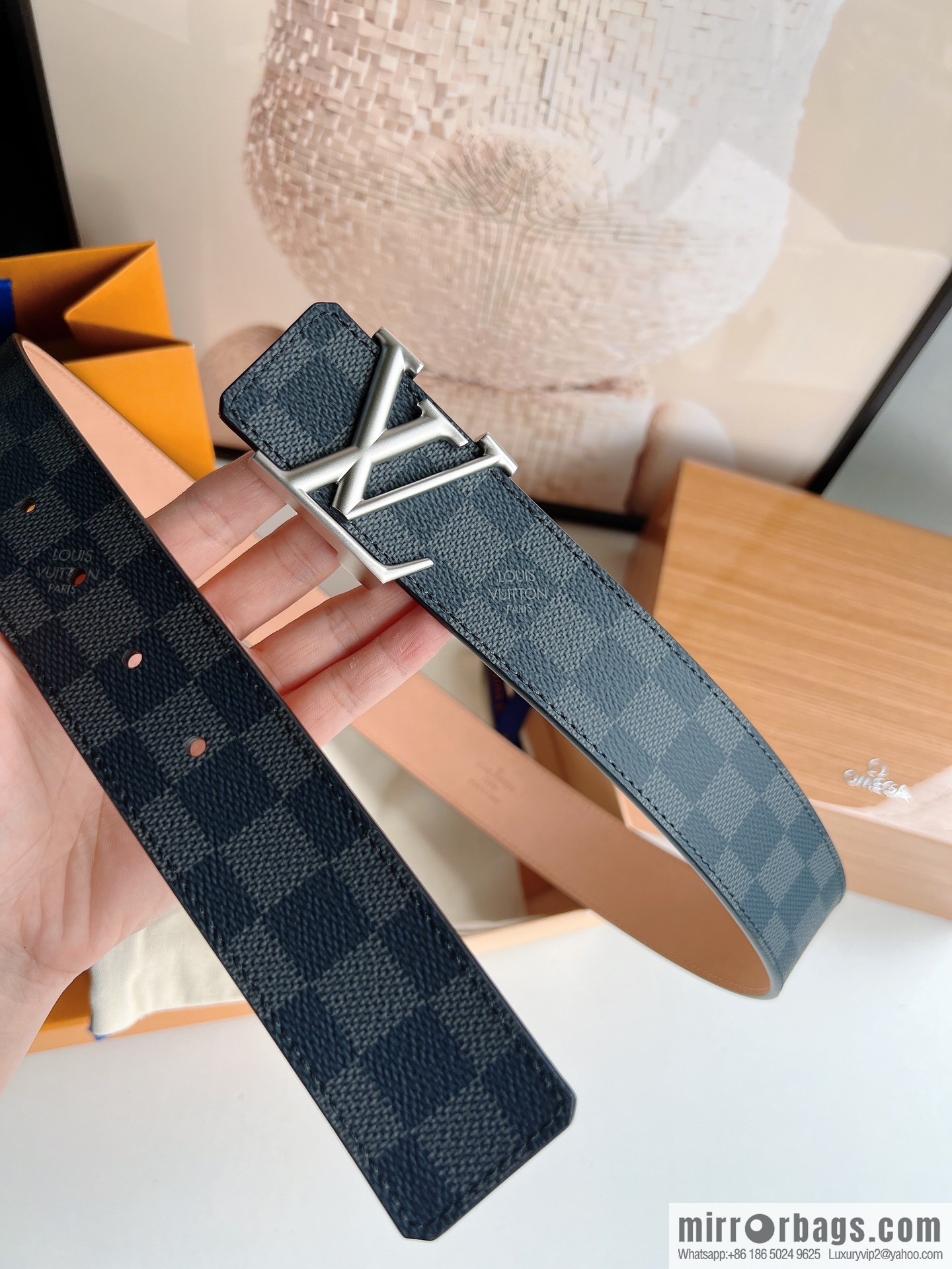 LV/Louis Vuitton, imported leather with Monogram's unique printed 40mm men's belt printed on the surface