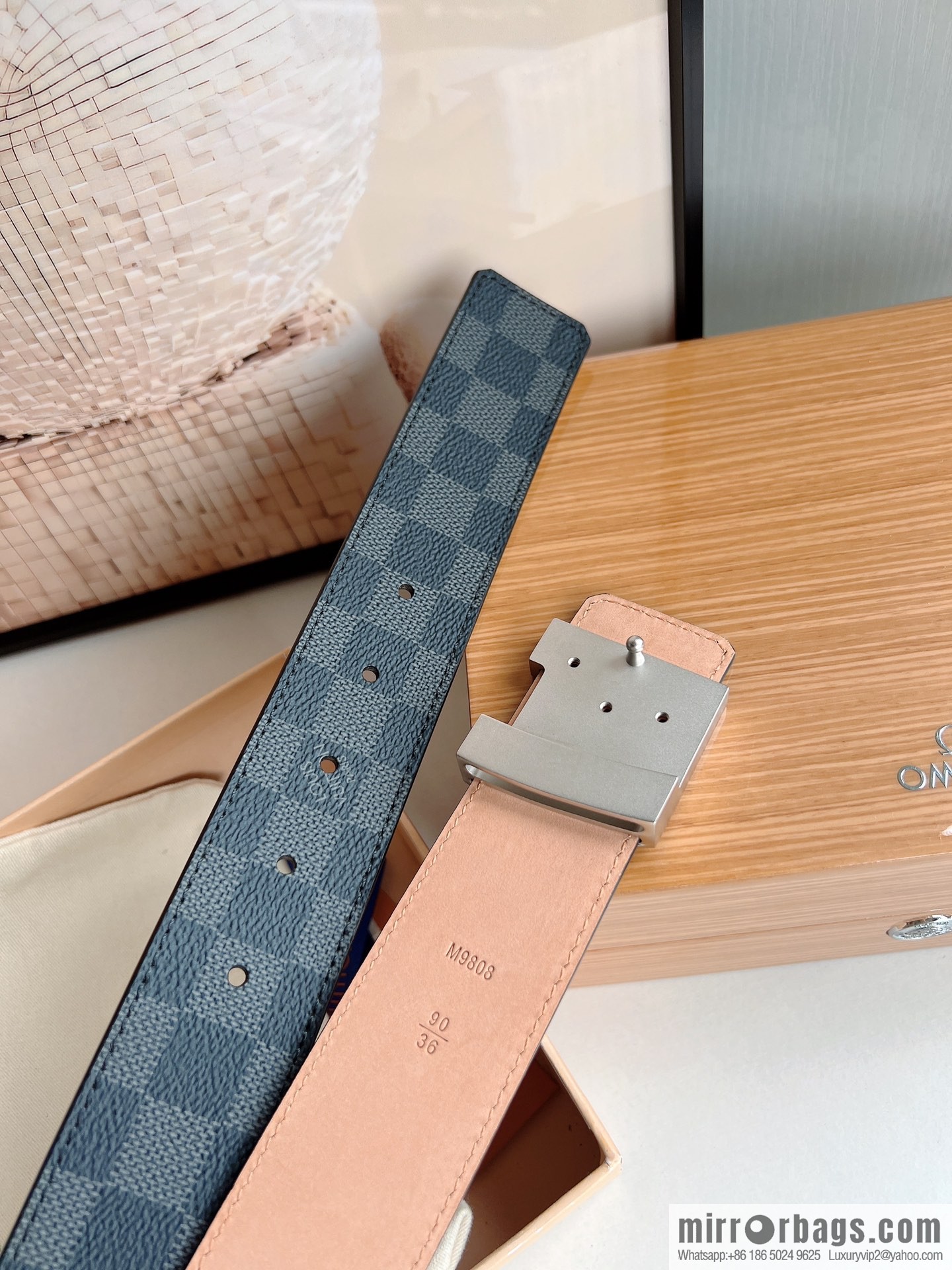 LV/Louis Vuitton, imported leather with Monogram's unique printed 40mm men's belt printed on the surface