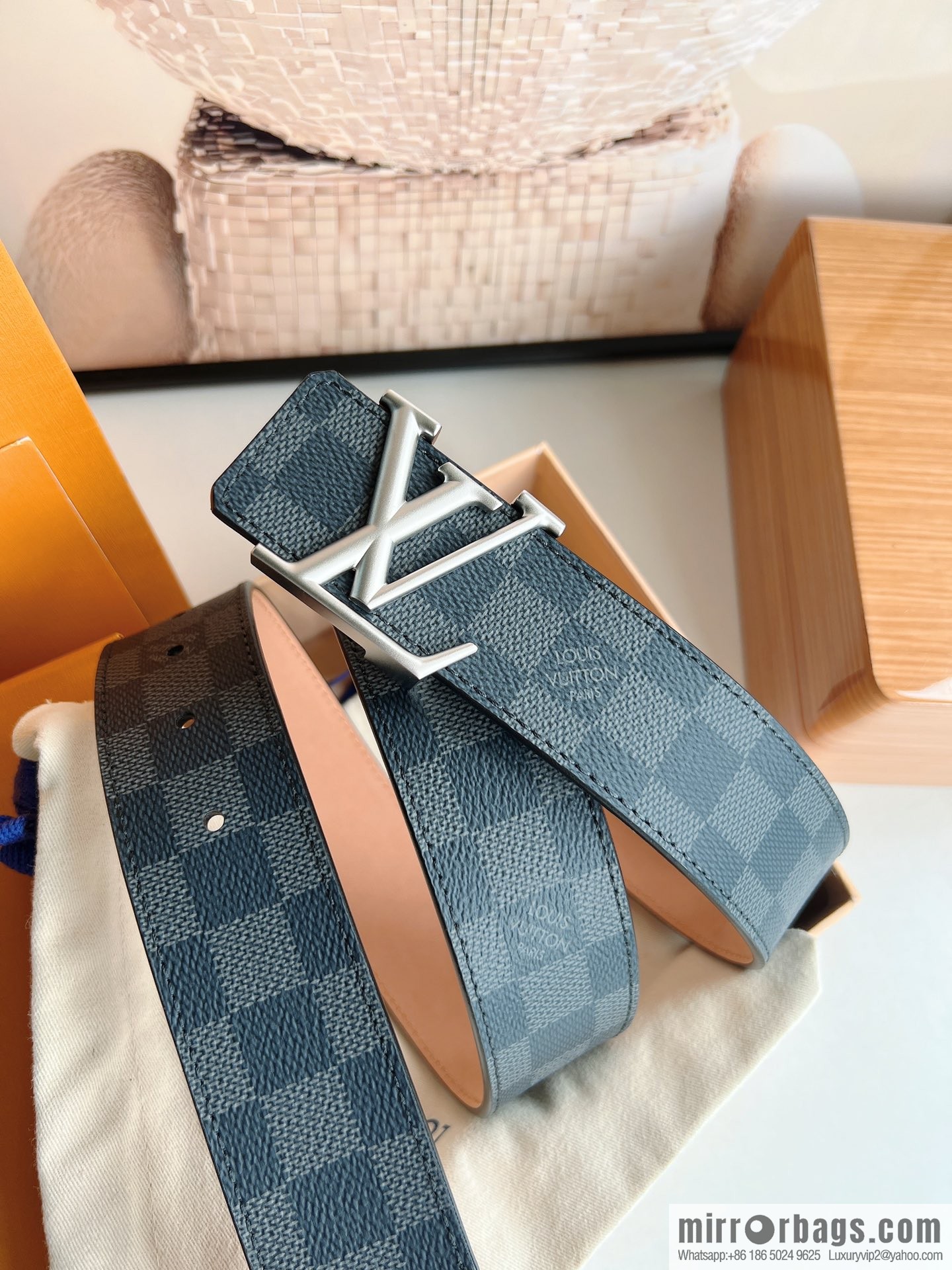 LV/Louis Vuitton, imported leather with Monogram's unique printed 40mm men's belt printed on the surface