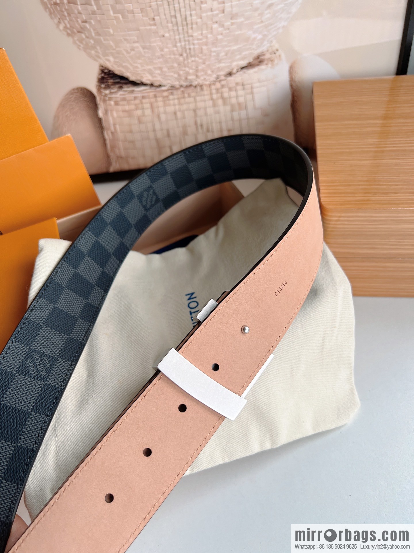 LV/Louis Vuitton, imported leather with Monogram's unique printed 40mm men's belt printed on the surface