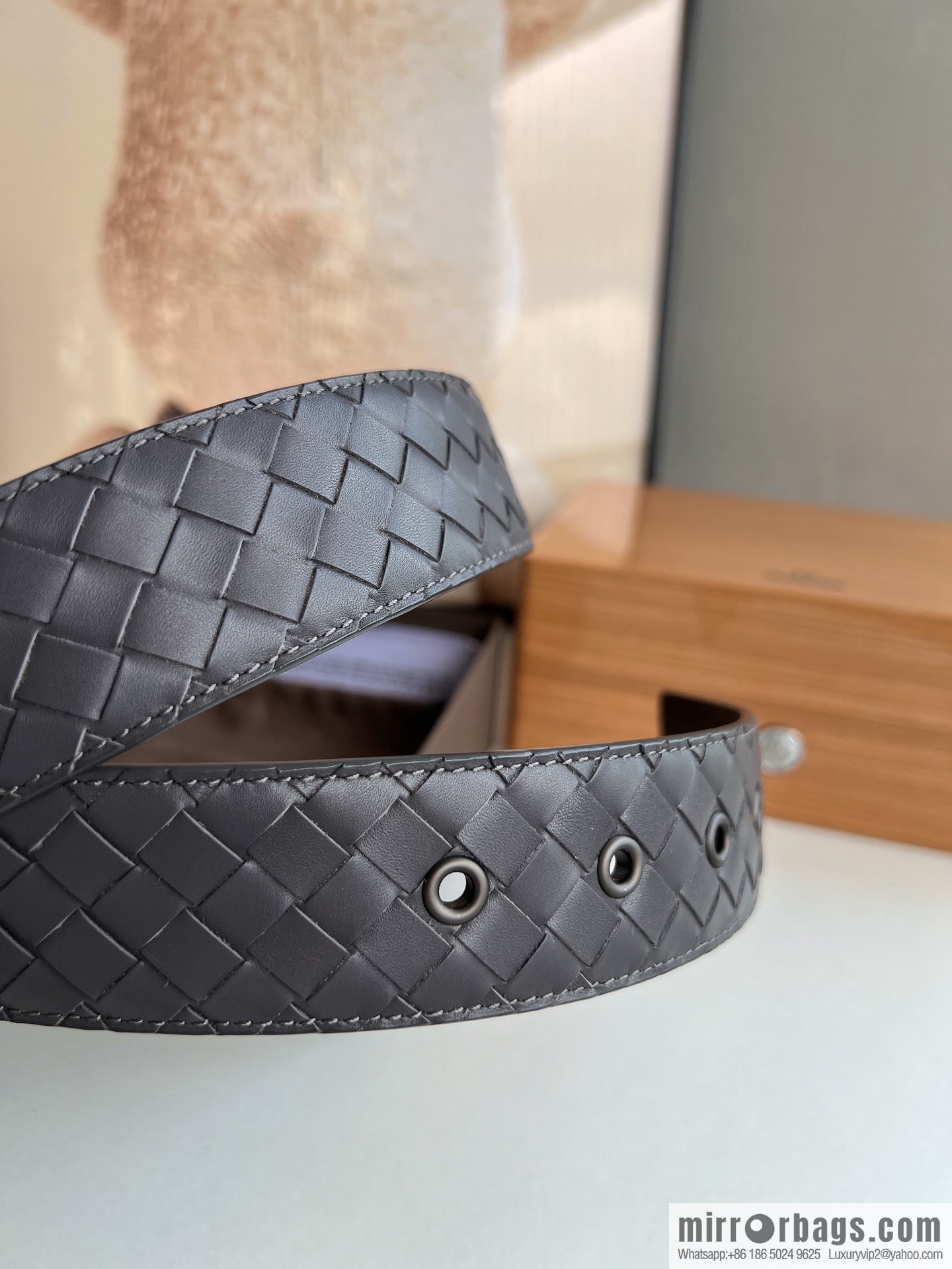 BV Baodian, imported calfskin woven small squares become a typical logo men 3.5cm.