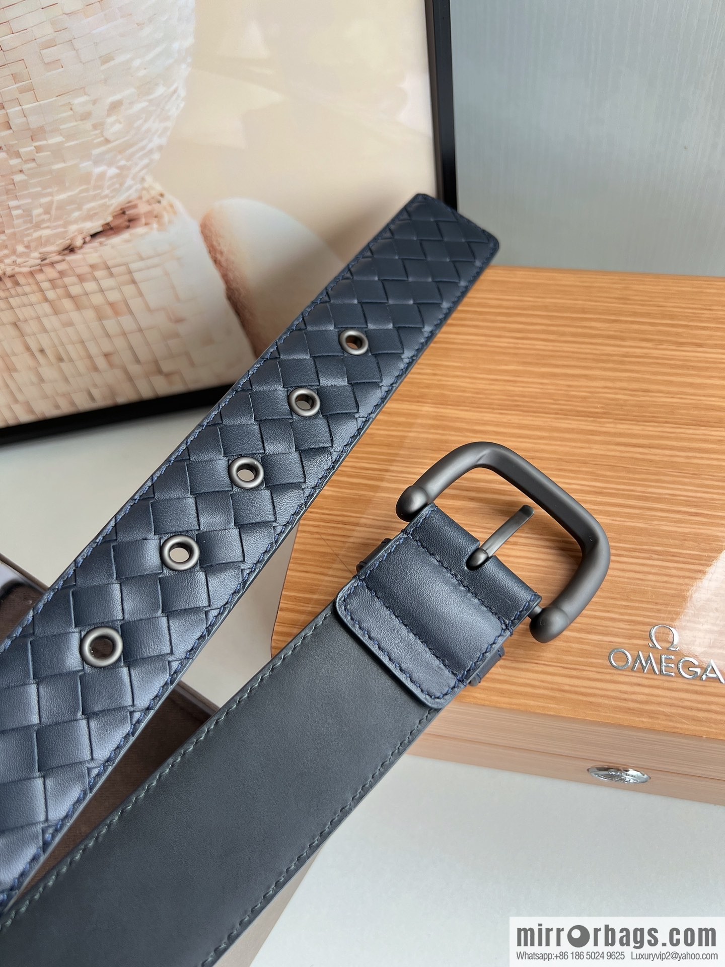 BV Baodian, imported calfskin woven small squares become a typical logo men 3.5cm.