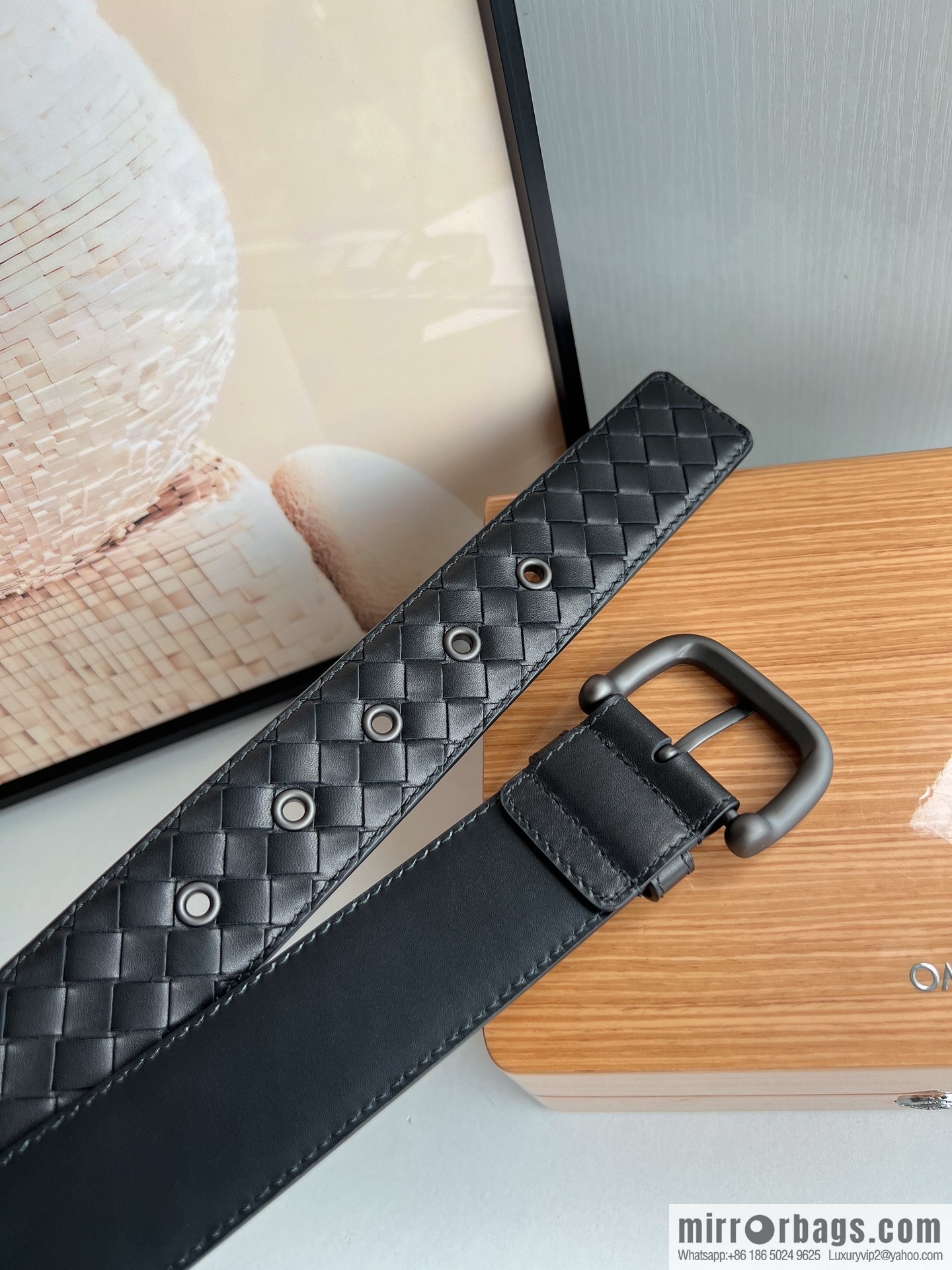 BV Baodian, imported calfskin woven small squares become a typical logo men 3.5cm.