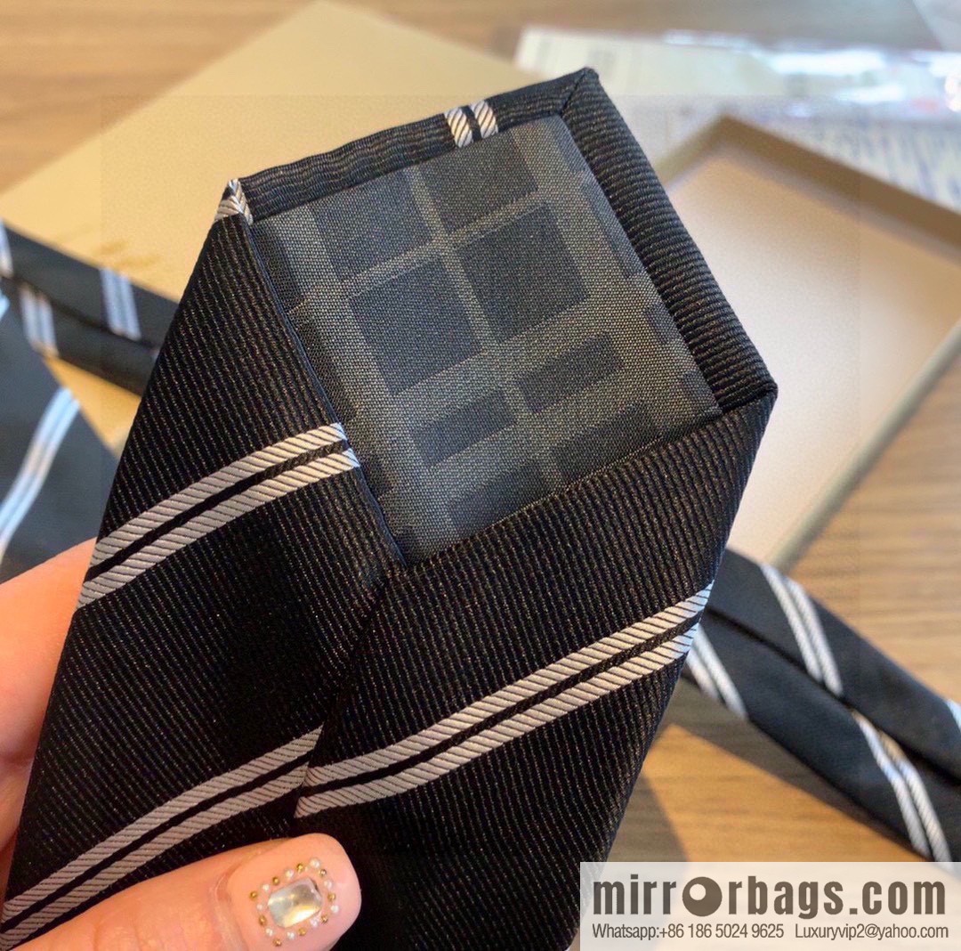 Burberry 100% Top Jacquard Silk Tie
