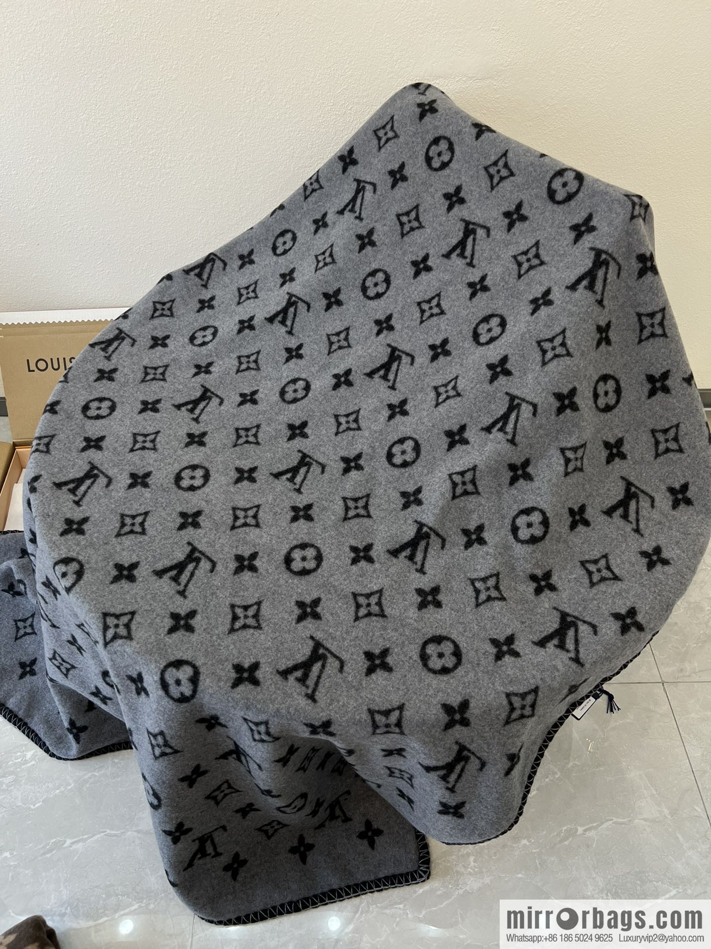LV Louis Vuitton Neo monogram blanket m76032