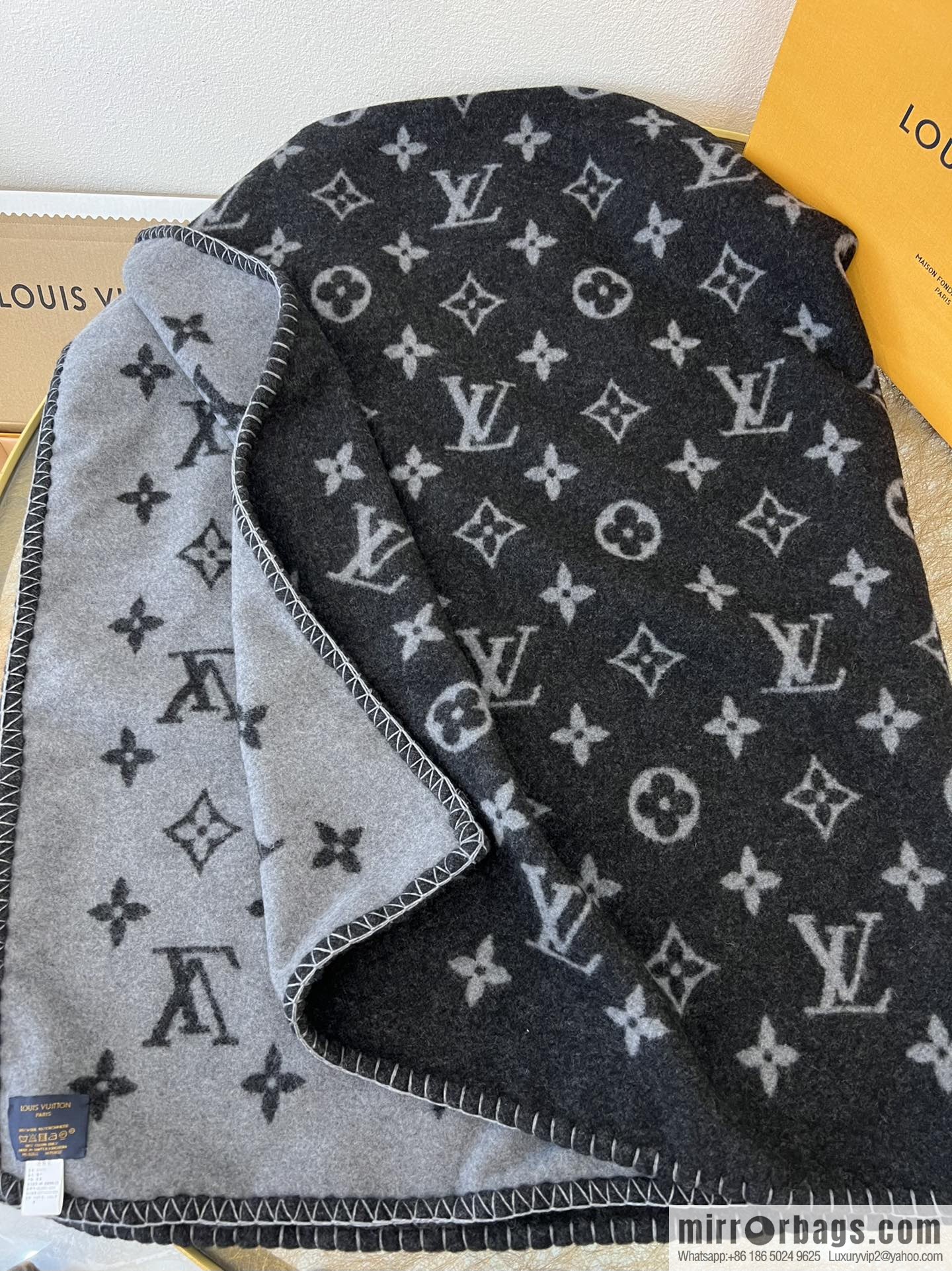 LV Louis Vuitton Neo monogram blanket m76032