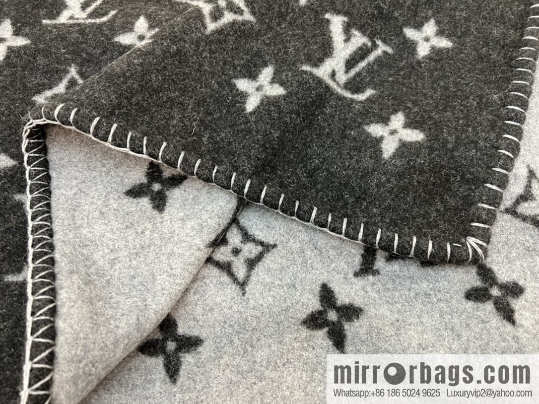 LV Louis Vuitton Neo monogram blanket m76032