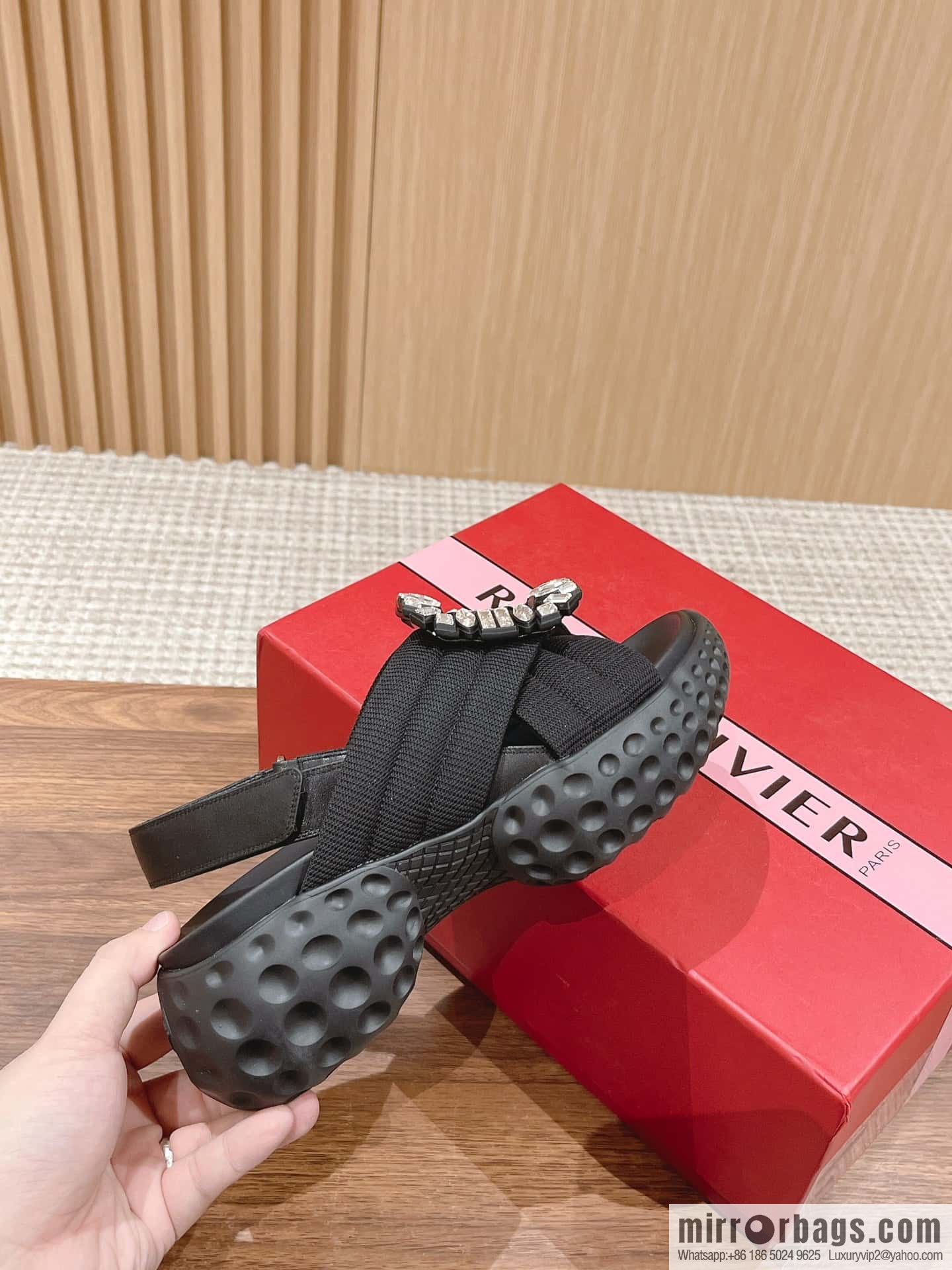 𝐑𝐨𝐠𝐞𝐫 𝐕𝐢𝐯𝐢𝐞𝐫 Viv Run Moonlight Button Sandals