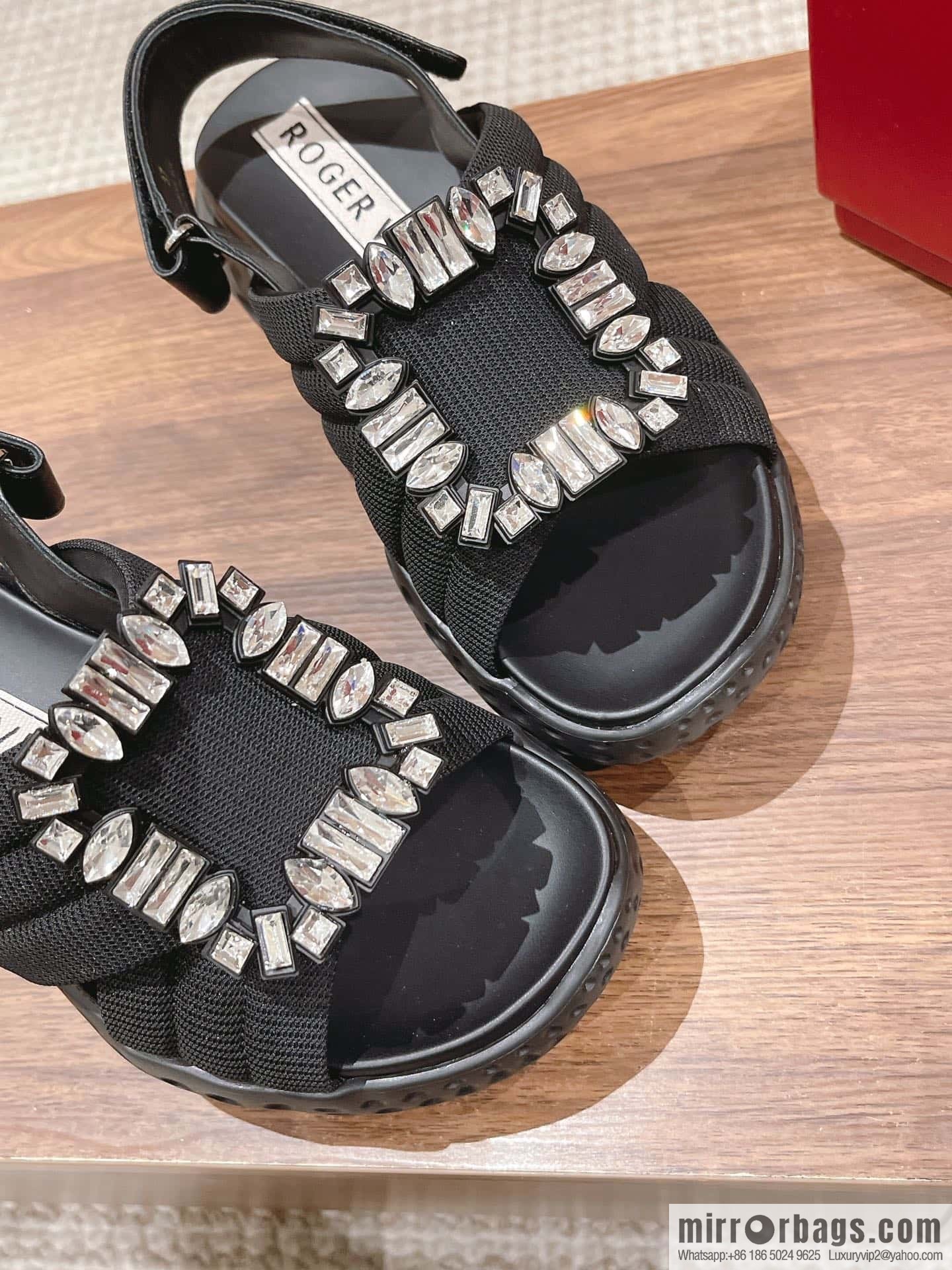 𝐑𝐨𝐠𝐞𝐫 𝐕𝐢𝐯𝐢𝐞𝐫 Viv Run Moonlight Button Sandals