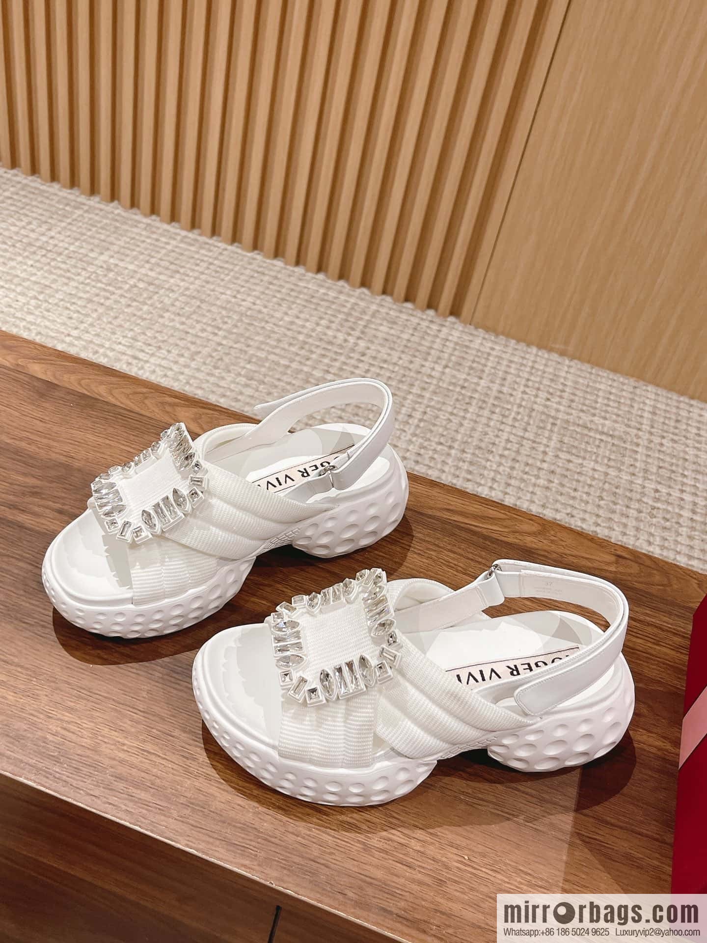 𝐑𝐨𝐠𝐞𝐫 𝐕𝐢𝐯𝐢𝐞𝐫 Viv Run Moonlight Button Sandals