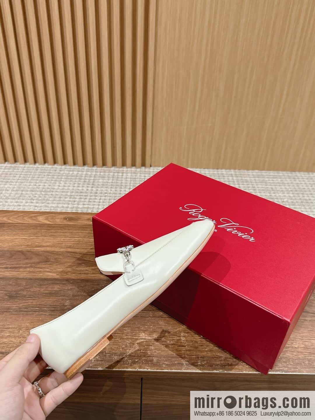 𝐑𝐨𝐠𝐞𝐫 𝐕𝐢𝐯𝐢𝐞𝐫 𝟮𝟬𝟮𝟰/𝐬𝐬 RV Roger Vivia's new one-pedal diamond buckle loafers