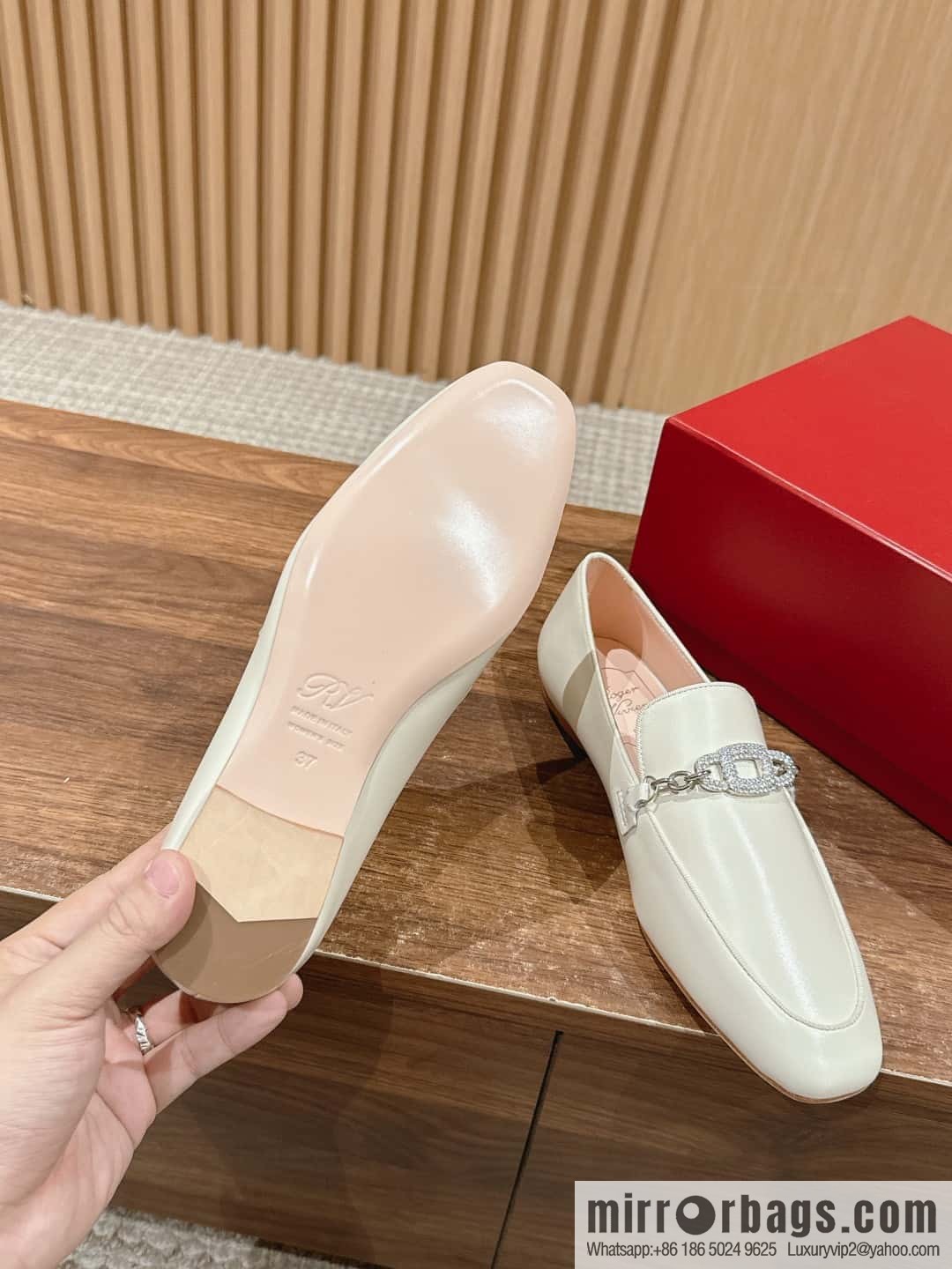 𝐑𝐨𝐠𝐞𝐫 𝐕𝐢𝐯𝐢𝐞𝐫 𝟮𝟬𝟮𝟰/𝐬𝐬 RV Roger Vivia's new one-pedal diamond buckle loafers