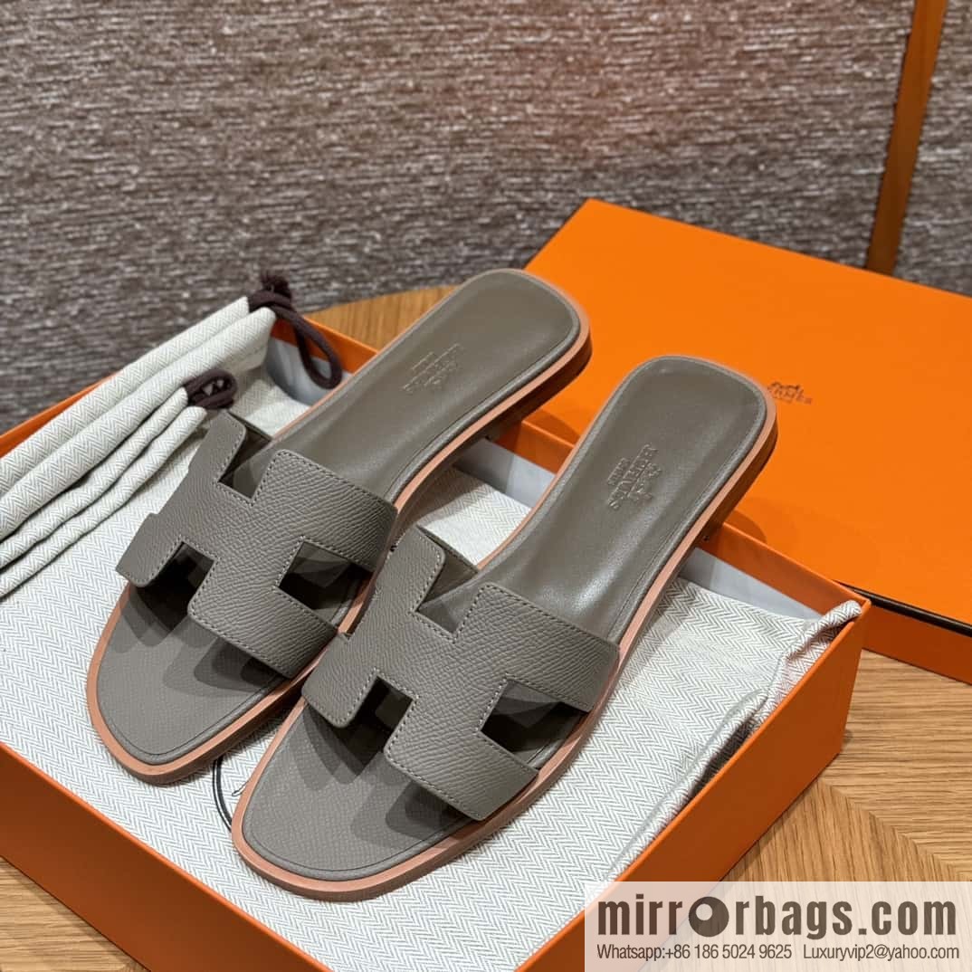 HERMES 181 Oran Slippers M8/Gris Asphalte/Asphalt Grey Epsom/Palmprint