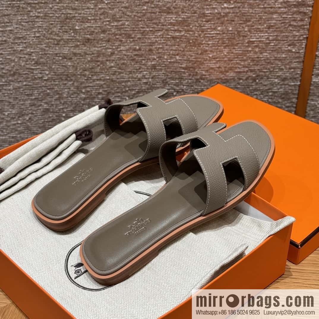 HERMES 181 Oran Slippers M8/Gris Asphalte/Asphalt Grey Epsom/Palmprint