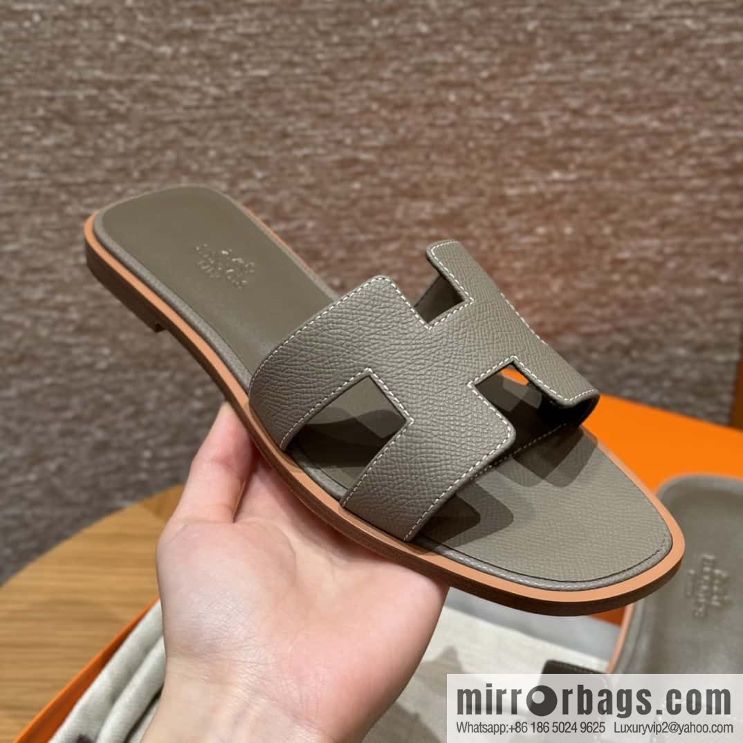 HERMES 181 Oran Slippers M8/Gris Asphalte/Asphalt Grey Epsom/Palmprint