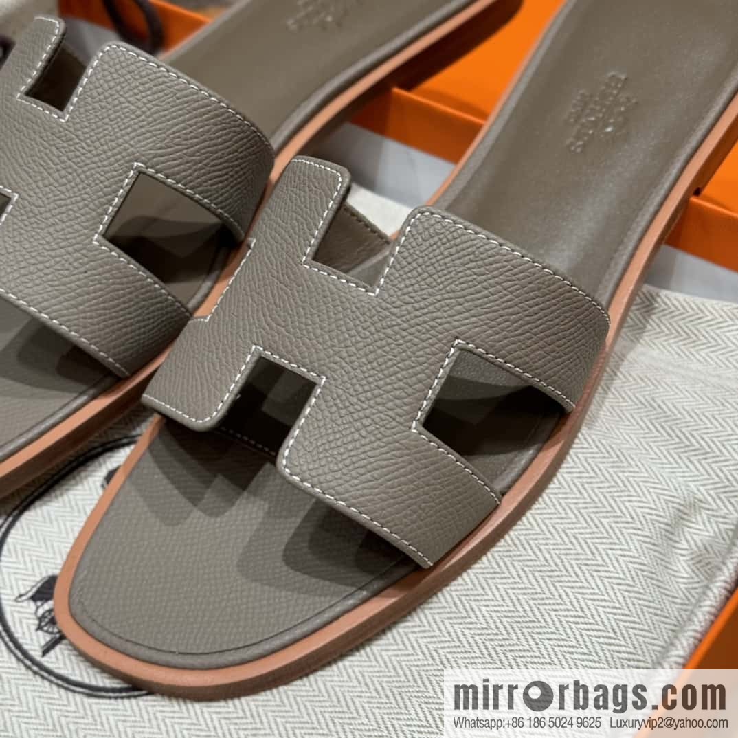 HERMES 181 Oran Slippers M8/Gris Asphalte/Asphalt Grey Epsom/Palmprint