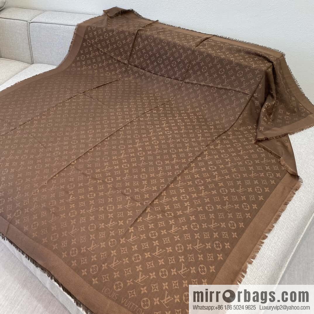 ๐๐จ๐ฎ๐ข๐ฌ ๐๐ฎ๐ข๐ญ๐ญ๐จษดโขใ shine monogram scarf shawl M77357