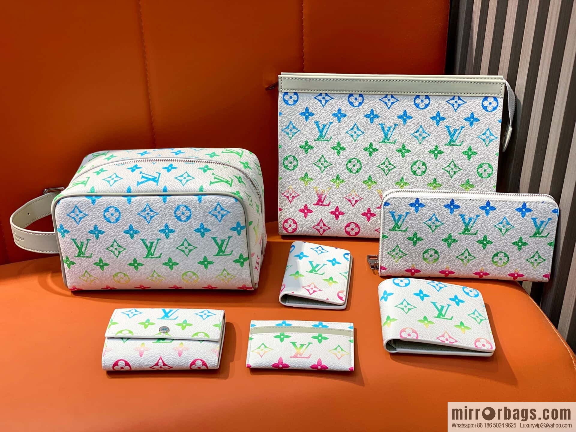 [Boutique‑grade] M14034 white gradual change cosmetic bag toilet bag, this Locker Dopp Kit toilet bag