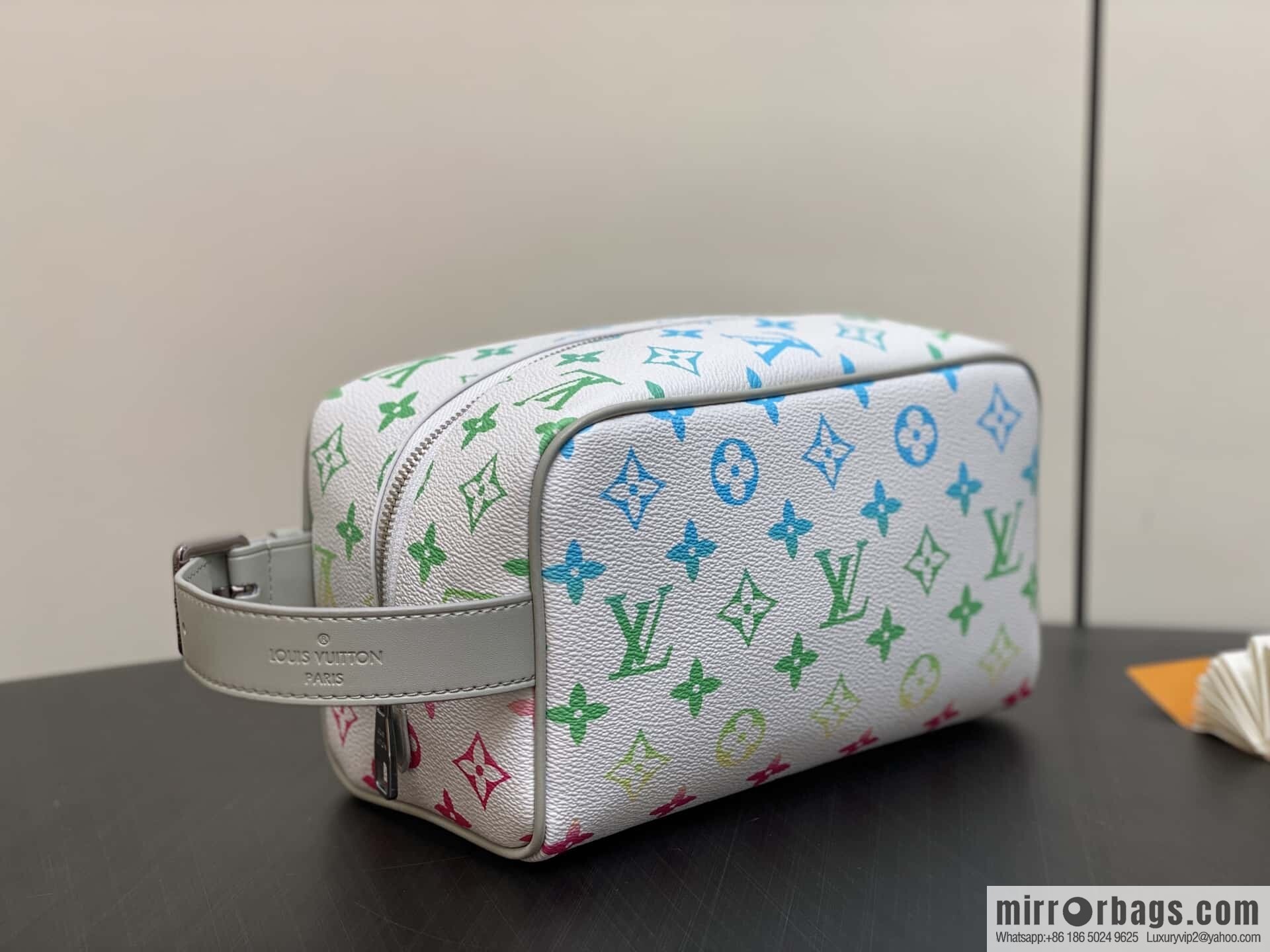 [Boutique‑grade] M14034 white gradual change cosmetic bag toilet bag, this Locker Dopp Kit toilet bag