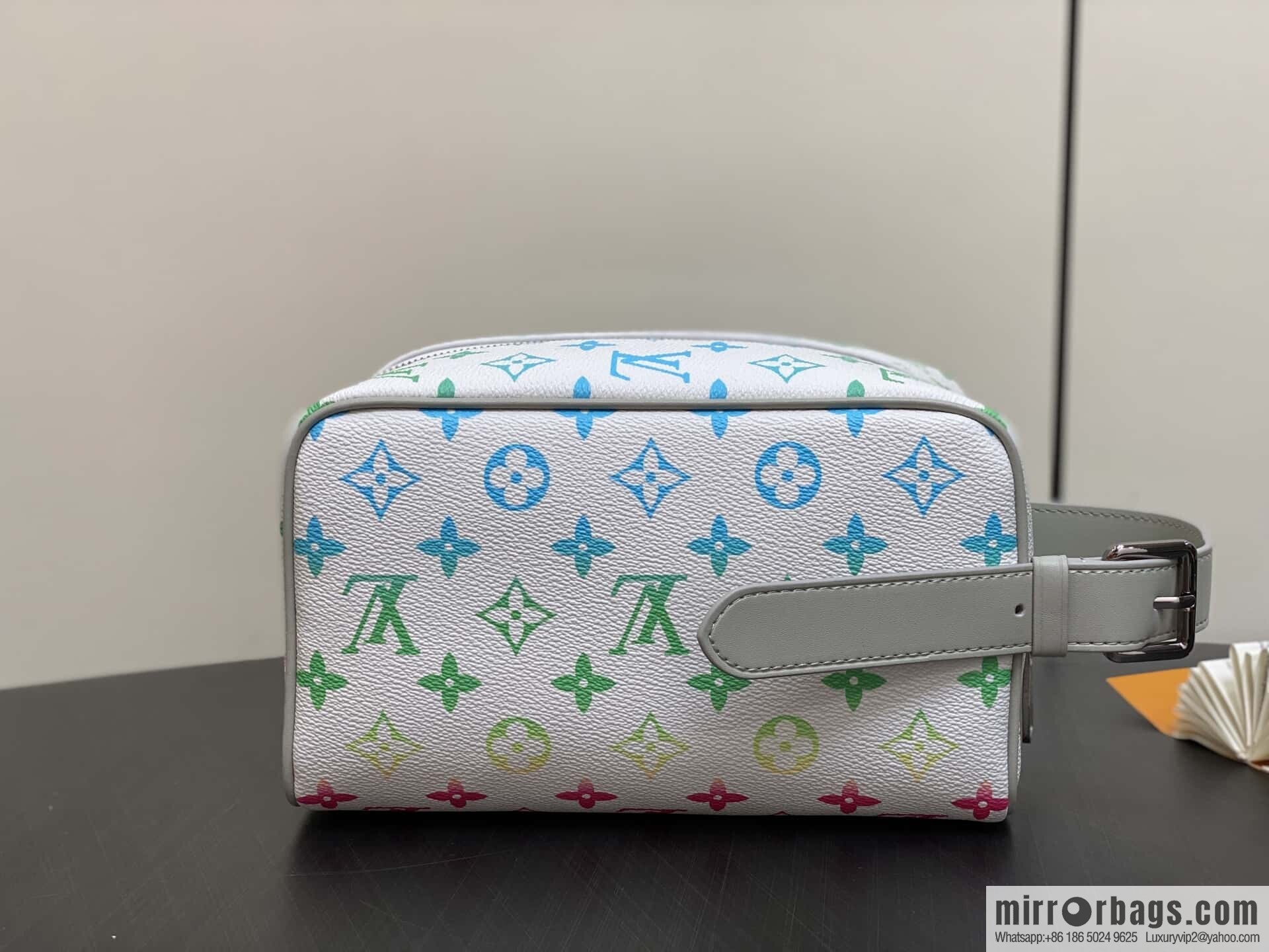 [Boutique‑grade] M14034 white gradual change cosmetic bag toilet bag, this Locker Dopp Kit toilet bag
