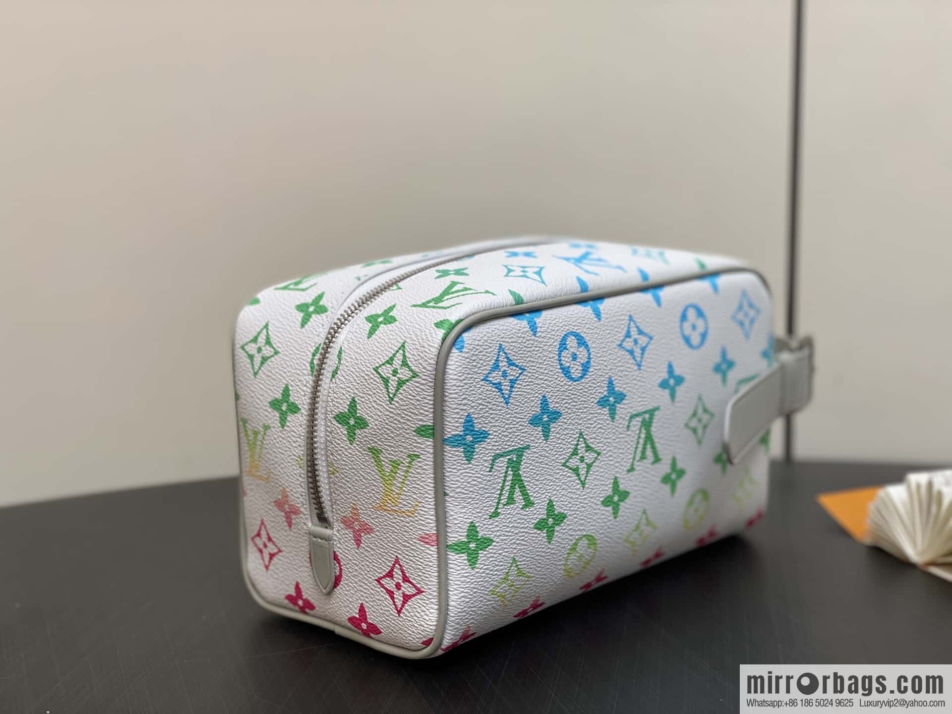 [Boutique‑grade] M14034 white gradual change cosmetic bag toilet bag, this Locker Dopp Kit toilet bag
