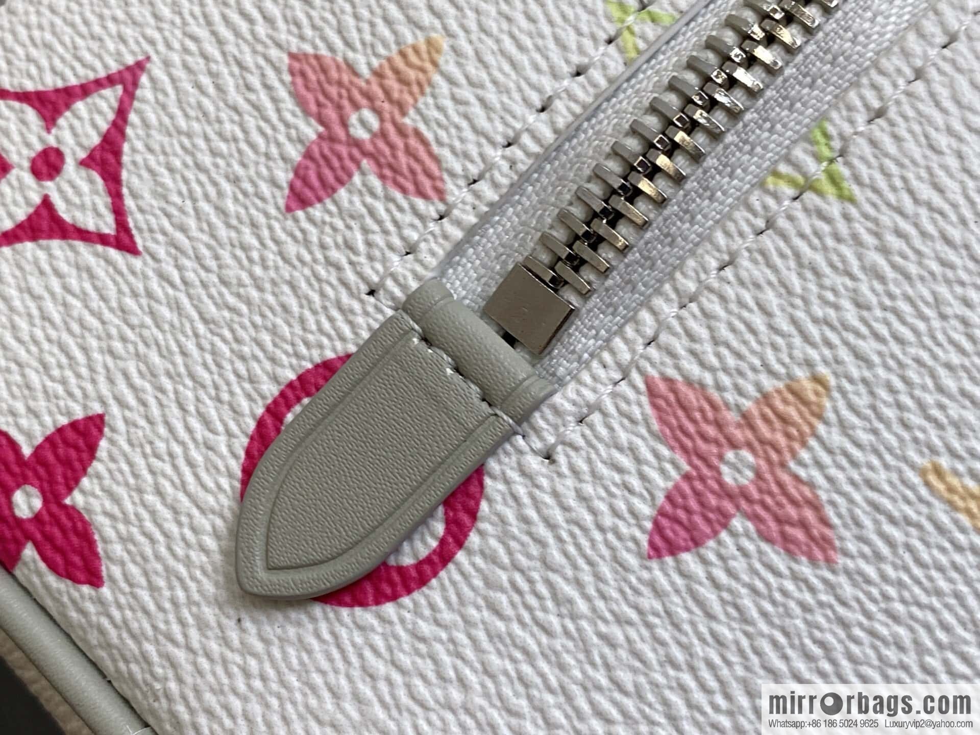 [Boutique‑grade] M14034 white gradual change cosmetic bag toilet bag, this Locker Dopp Kit toilet bag