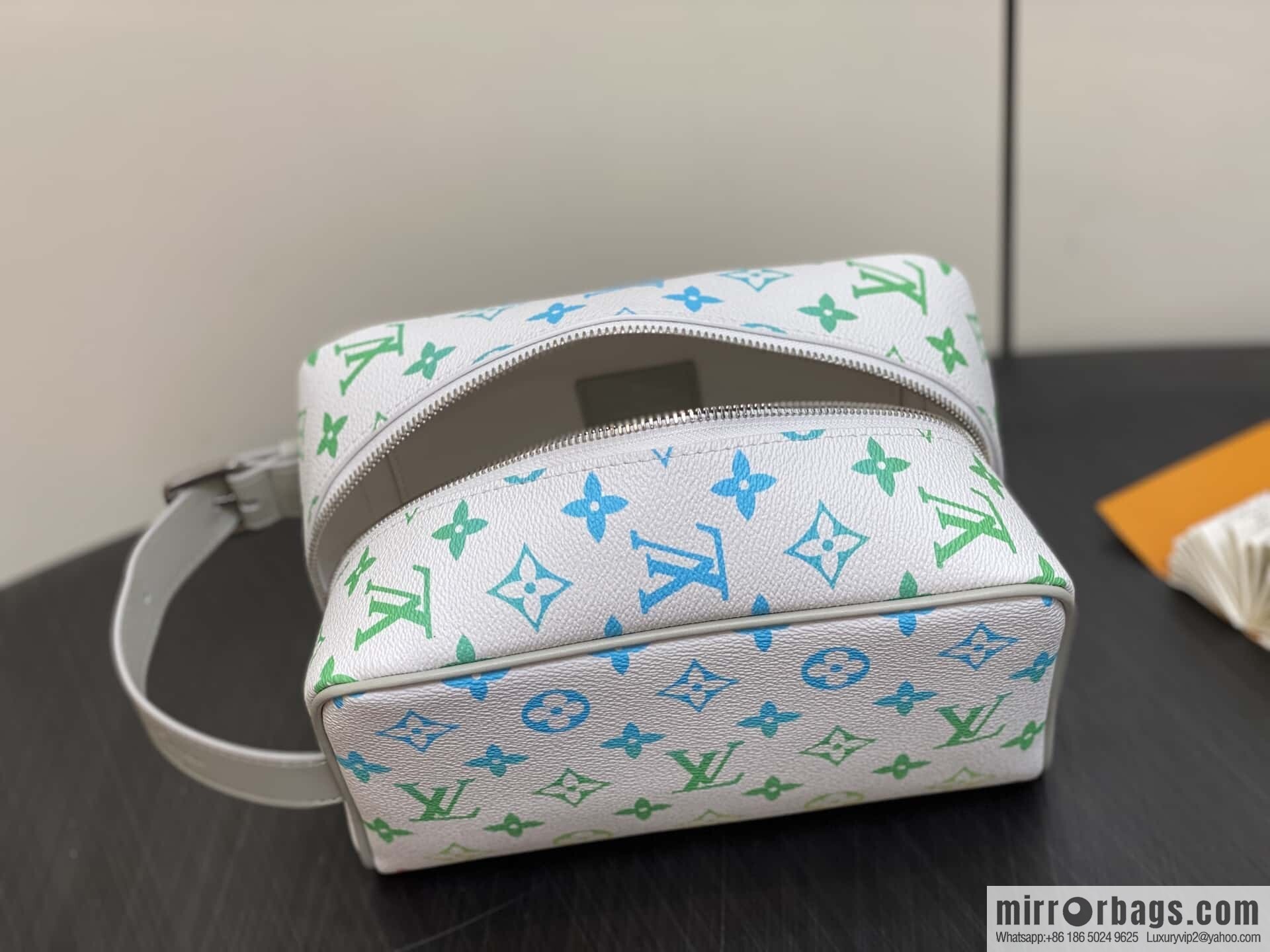 [Boutique‑grade] M14034 white gradual change cosmetic bag toilet bag, this Locker Dopp Kit toilet bag