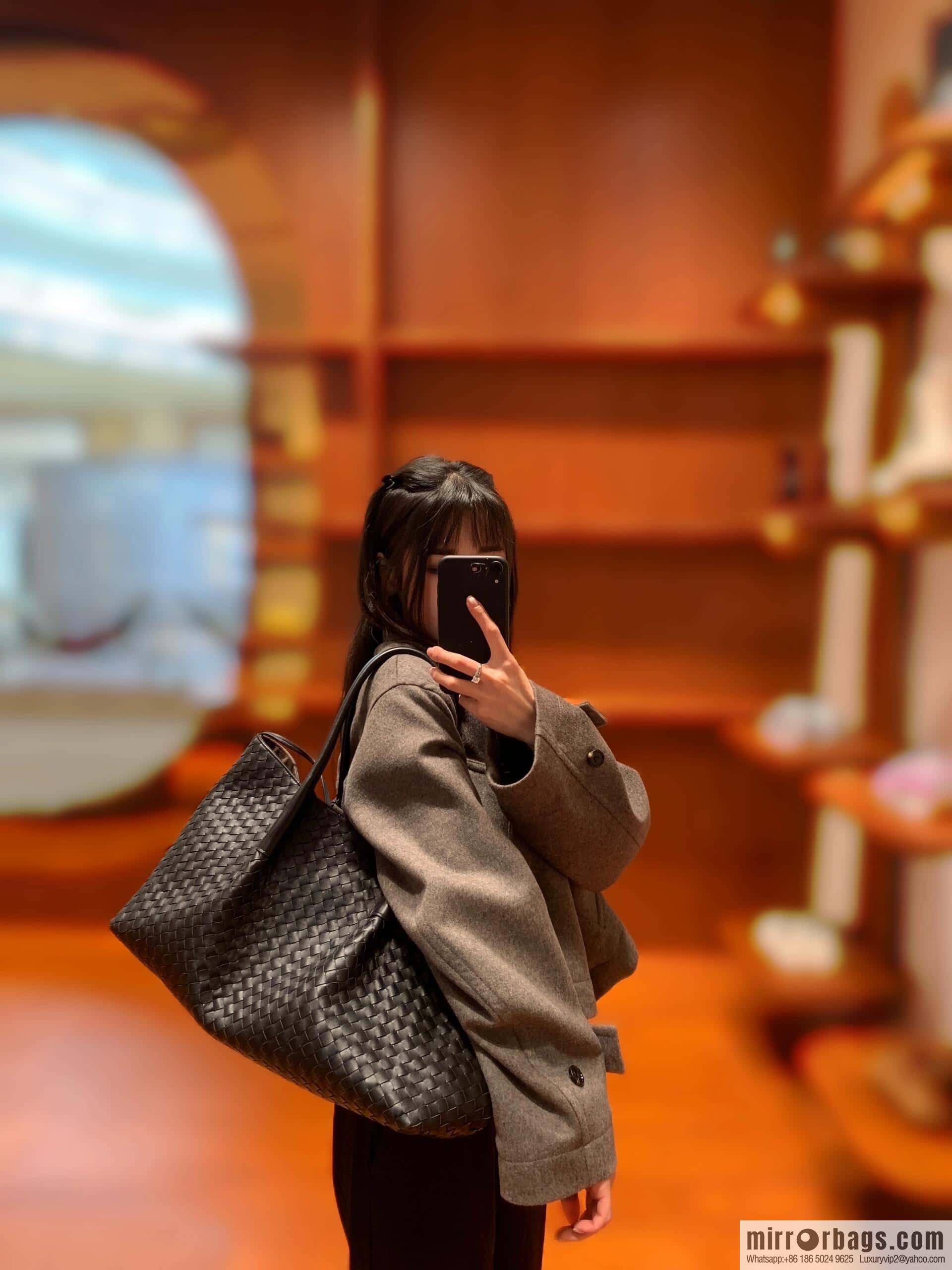 BV Large Pinacoteca Tote Bag 817166 Black