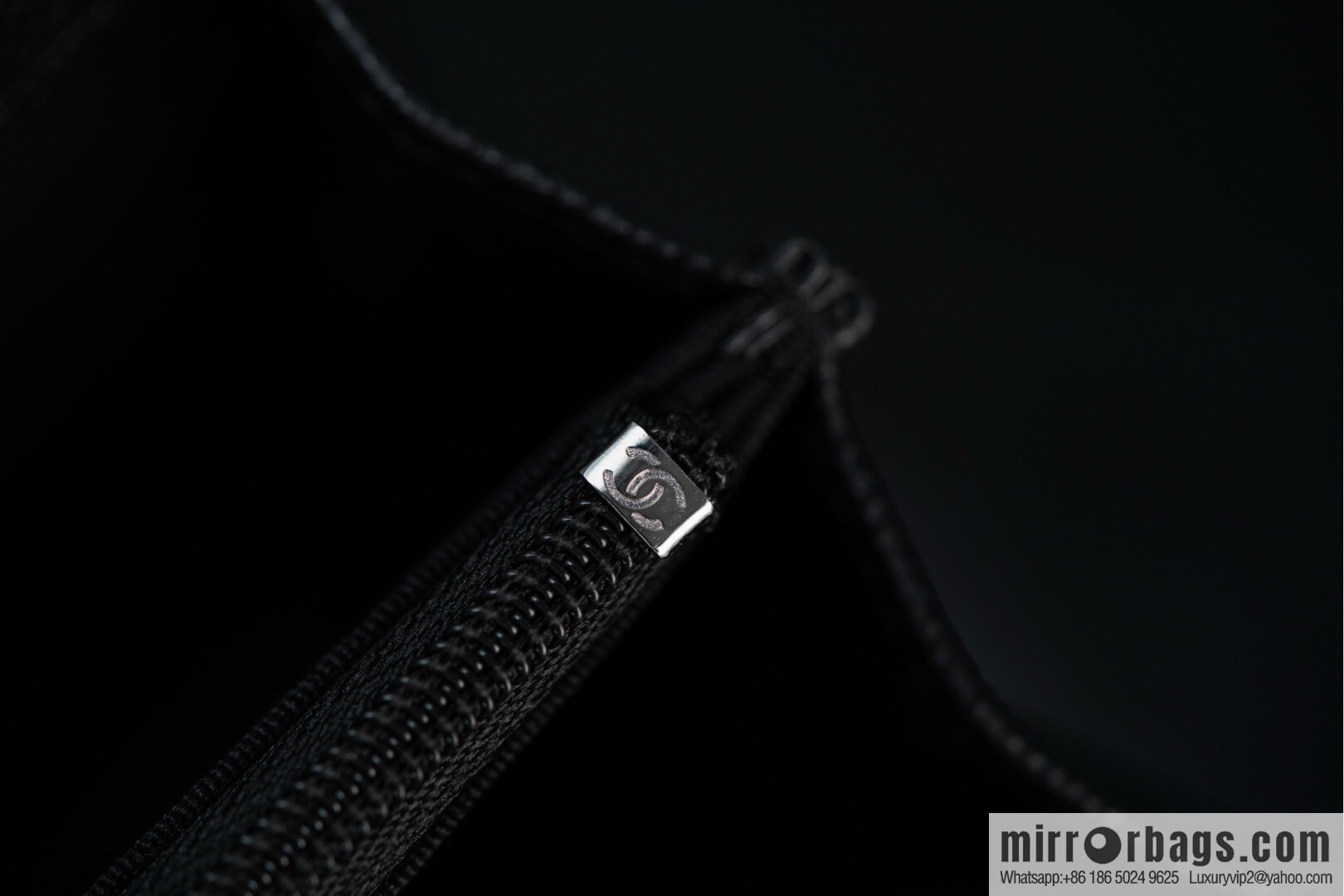 𝐂𝐡𝐚𝐧𝐞𝐥 𝟐𝟓𝐏 Handle Organ Bag, Black 🖤 Litchi Cow AP3705