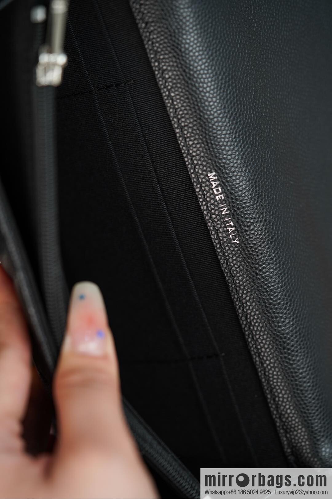 𝐂𝐡𝐚𝐧𝐞𝐥 𝟐𝟓𝐏 Handle Organ Bag, Black 🖤 Litchi Cow AP3705