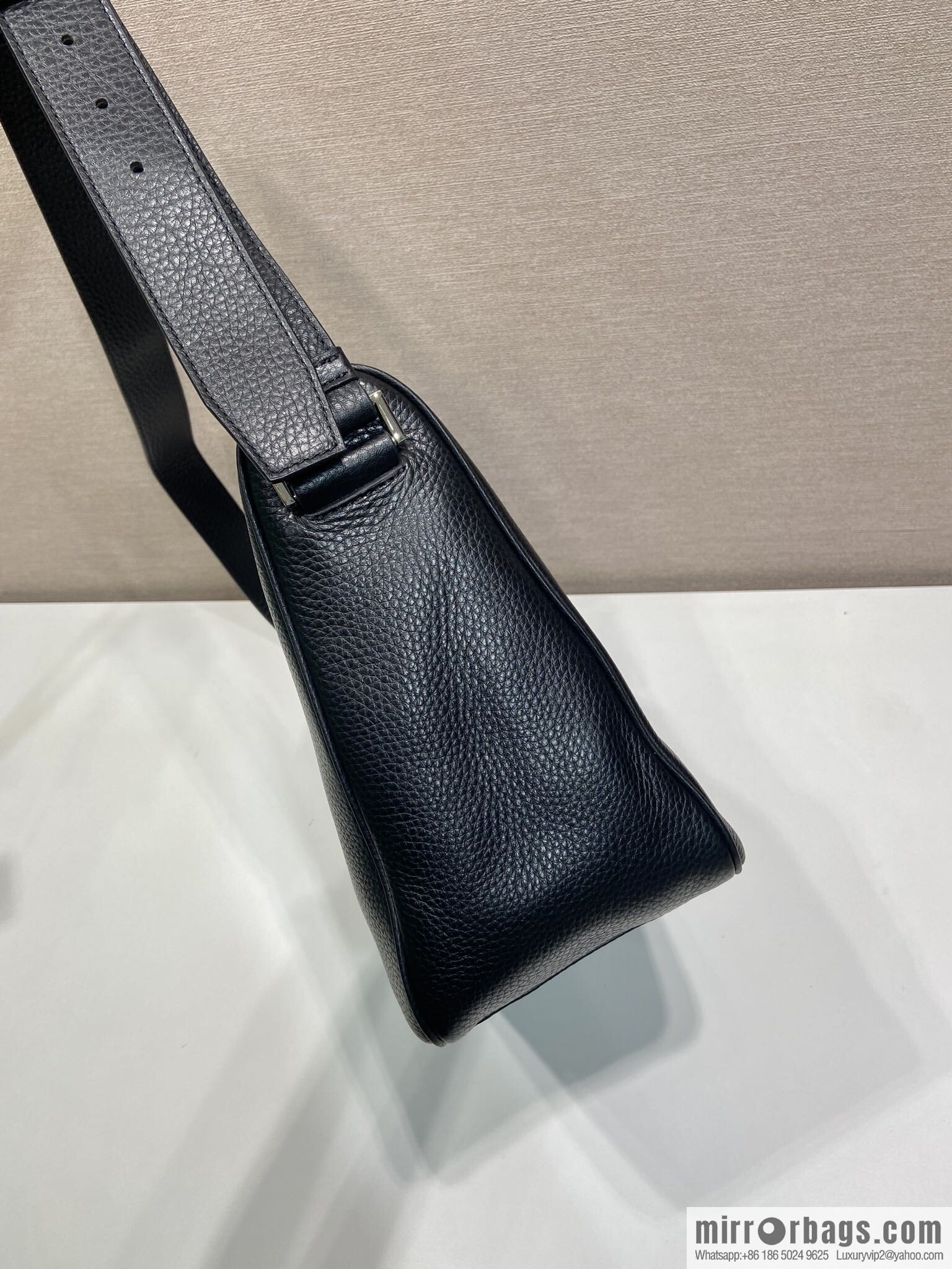 PRADA ๐ new mailman bag ๐ 2VH182 leather shoulder strap ๐๐ black