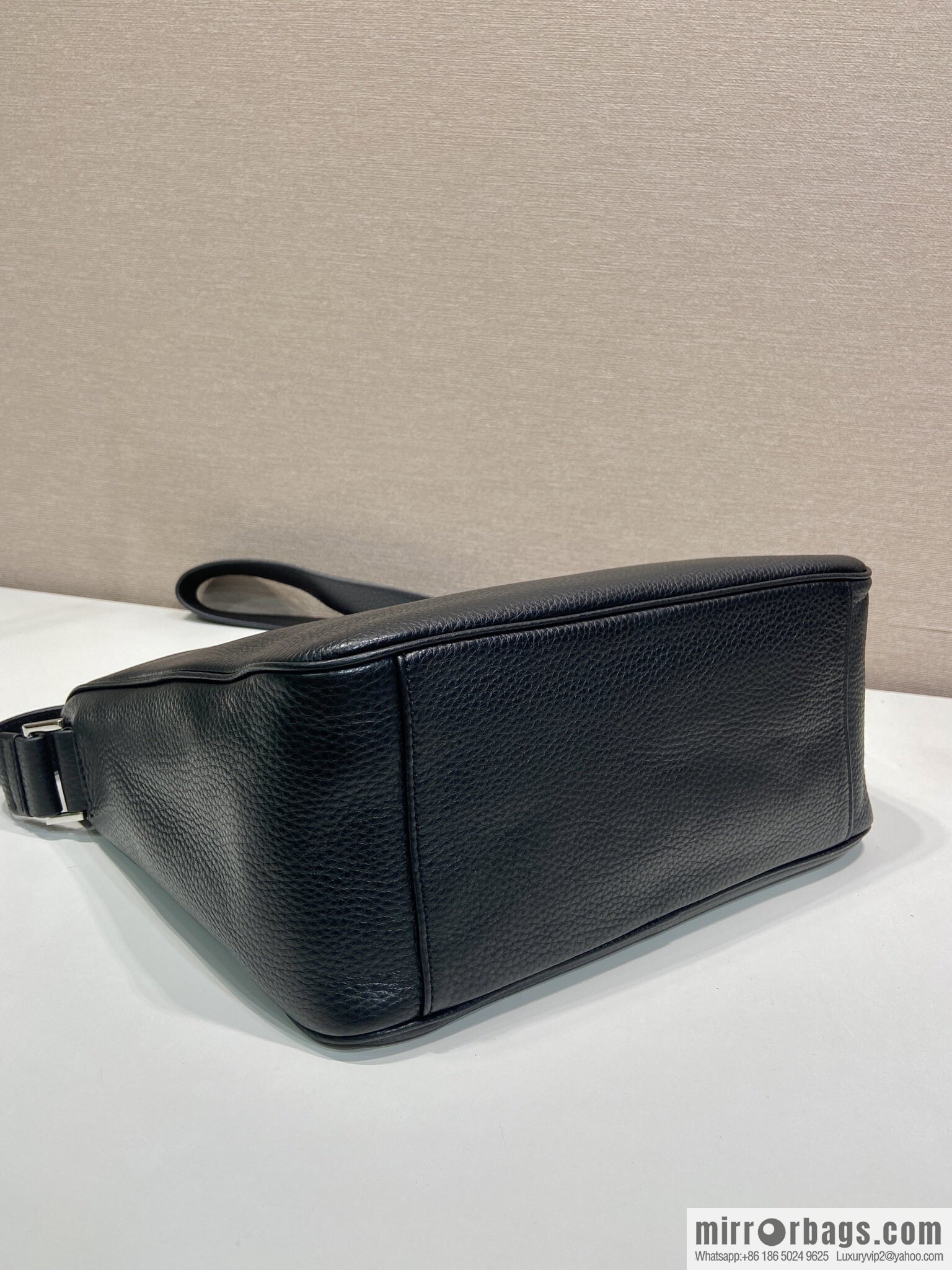 PRADA ๐ new mailman bag ๐ 2VH182 leather shoulder strap ๐๐ black
