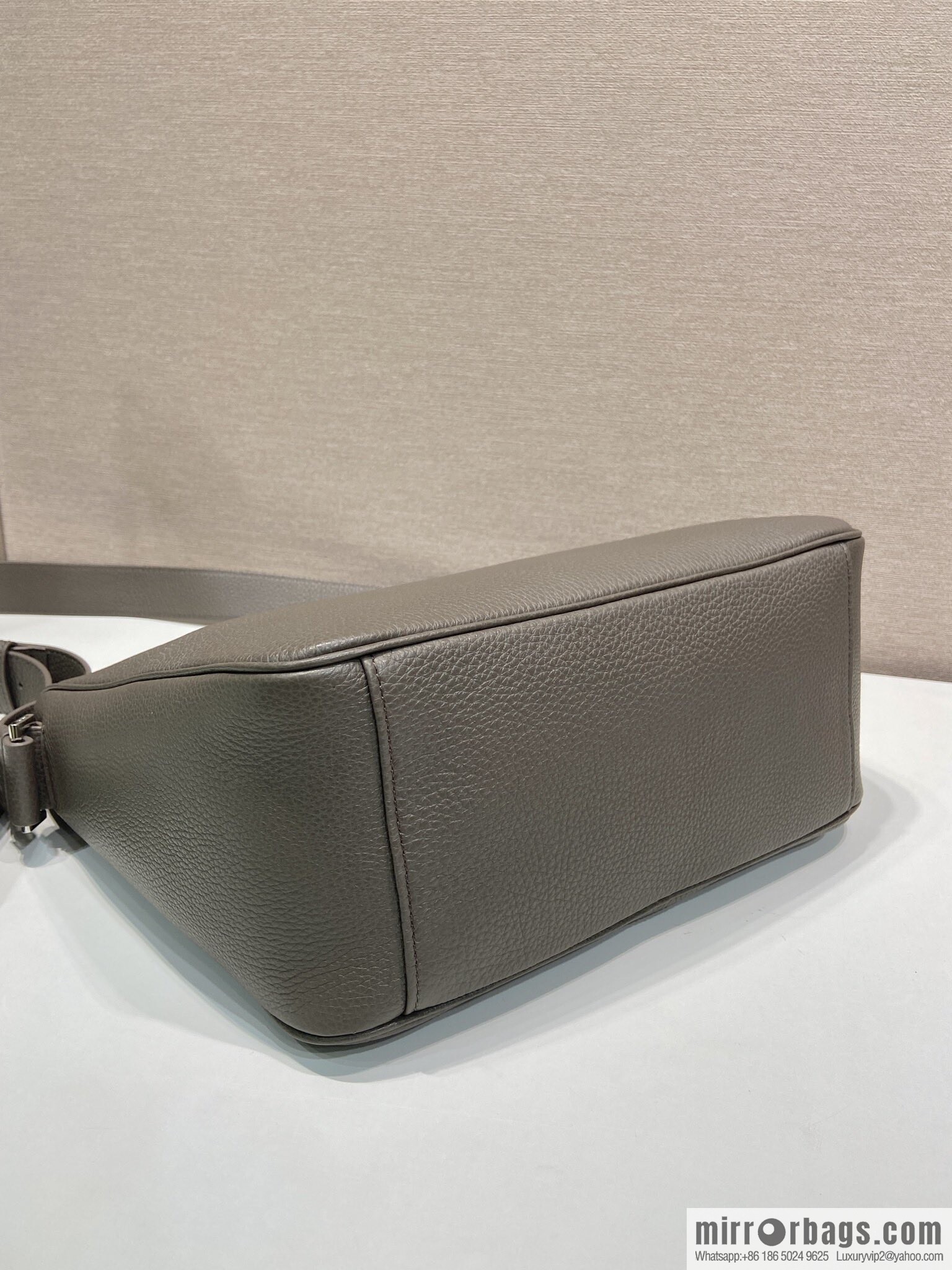 PRADA ๐ new mailman bag ๐ 2VH182 leather shoulder strap ๐๐ gray