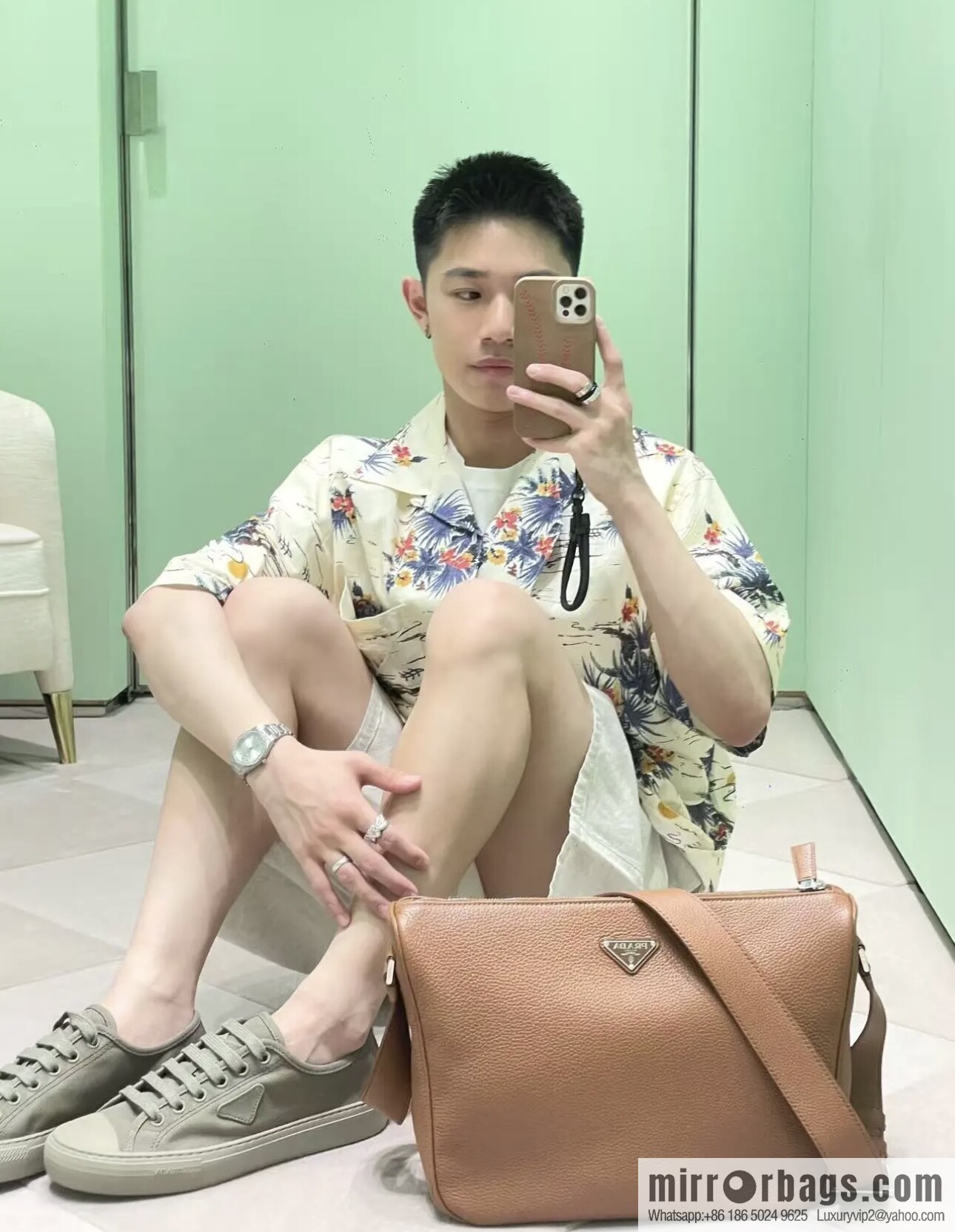 PRADA 🎉 new mail carrier bag 🎉 2VH182 leather shoulder strap 🎉🎉 caramel color