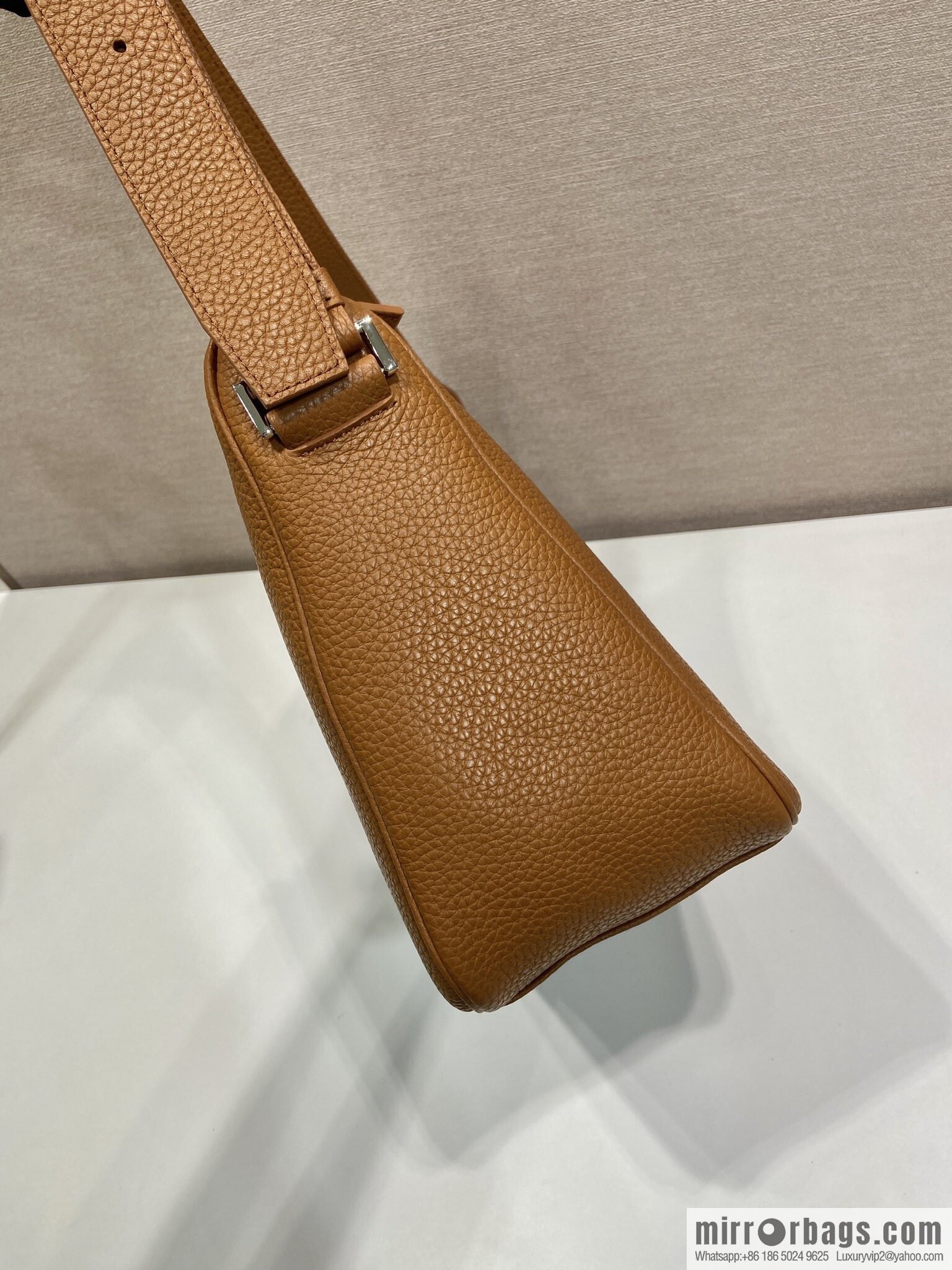 PRADA 🎉 new mail carrier bag 🎉 2VH182 leather shoulder strap 🎉🎉 caramel color